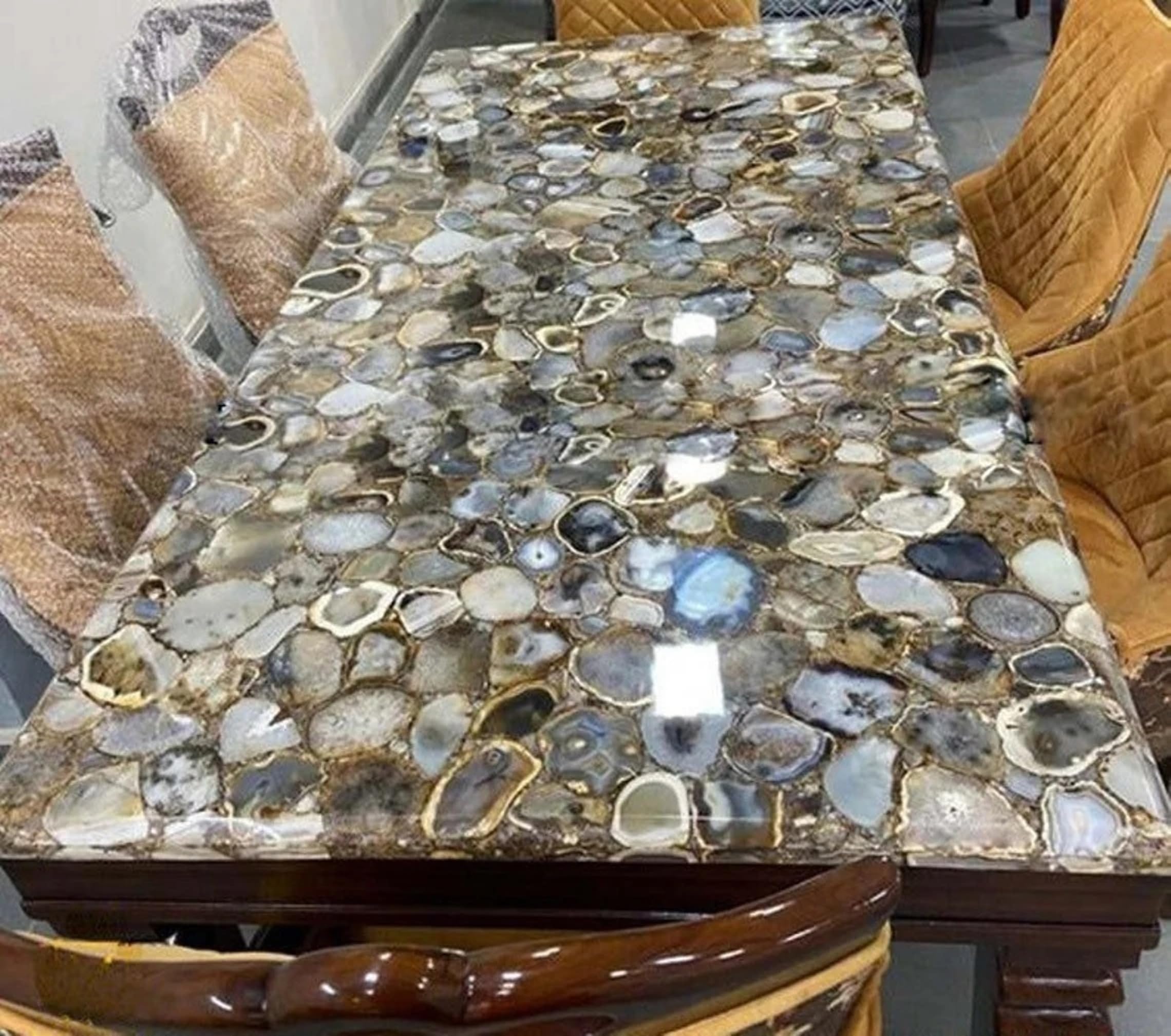 Table basse carrée agate gris clair pour créer un salon serein