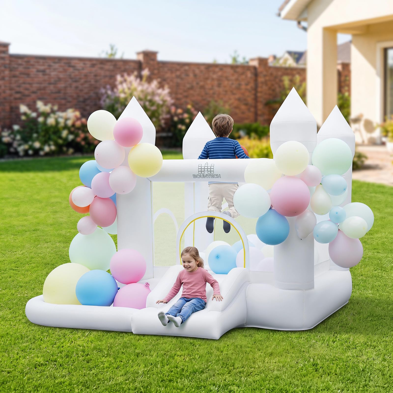 COSTWAY Hüpfburg mit Gebläse, Rutsche, Sprungbereich, Basketballkorb | Bouncy Castle mit 100 Luftballons & Bällebad für Kinder, Innen- und Außenbereich, Weiß, 252 x 242 x 191,5 cm