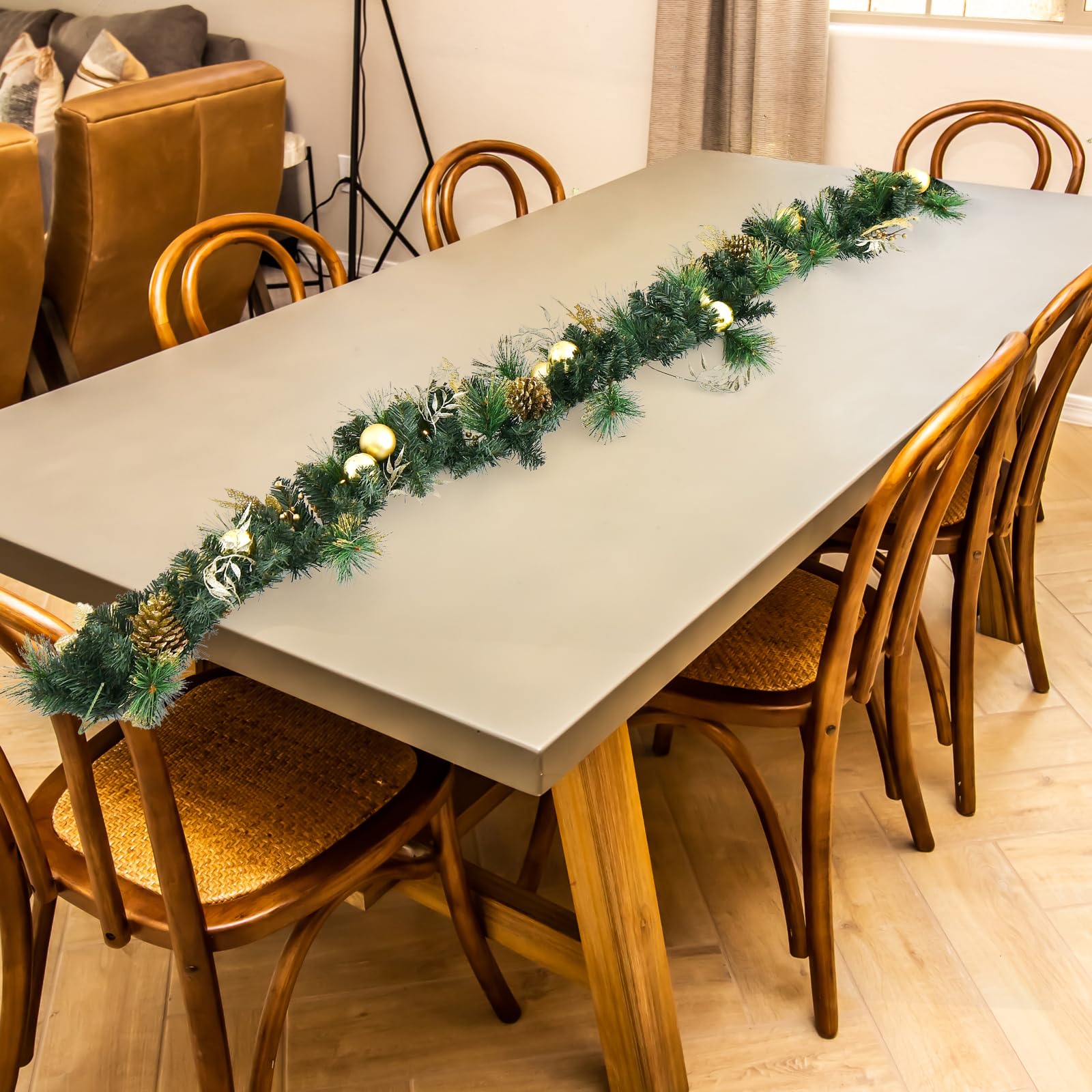 COSTWAY 270cm Weihnachtsgirlande mit Beleuchtung, 50 LEDs warmweiß, künstliche Tannengirlande mit Tannenzapfen & goldenen Kugeln, Tür Kamine Treppe Innen Außen, beleuchtete Weihnachtsdeko, Grün