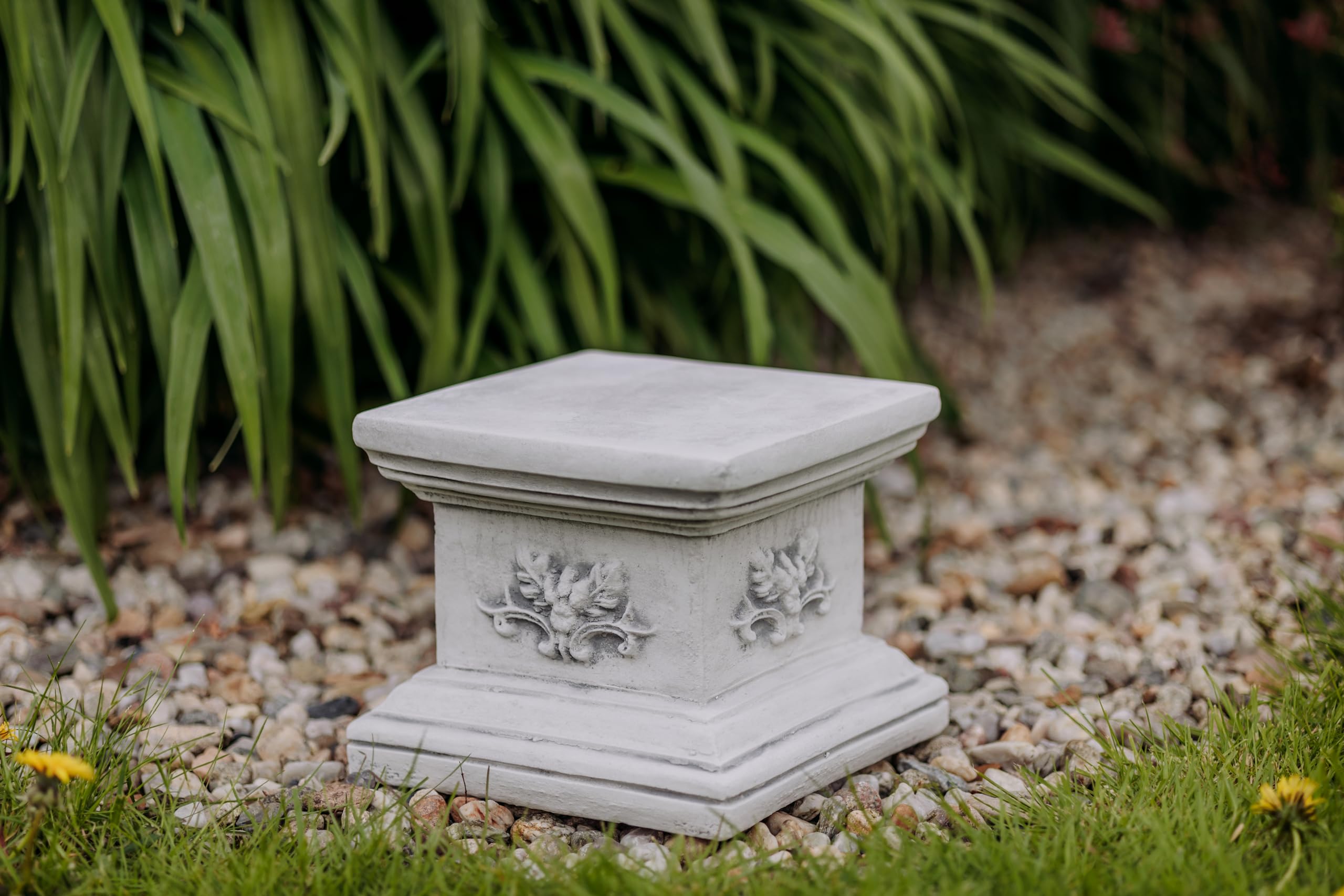 gartendekoparadies.de Quadratischer Sockel Podest, Steinsockel, H. 21 cm, Stellfläche 25 x 25 cm, 21 kg, Grau, frostsicher aus Steinguss für Außenbereich