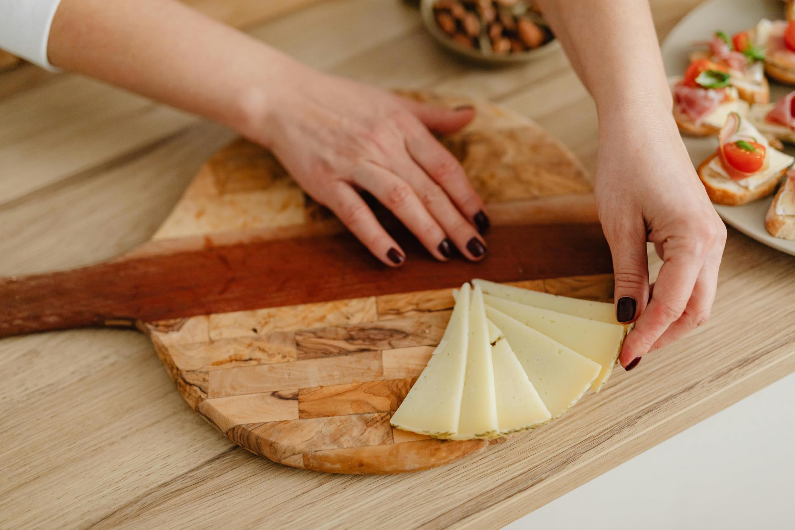 Lote de embutidos ibéricos: 5 sobres de jamón ibérico de cebo cortados a cuchillo, medias piezas de chorizo y salchichón ibérico de bellota y regalo cuña de queso artesanal