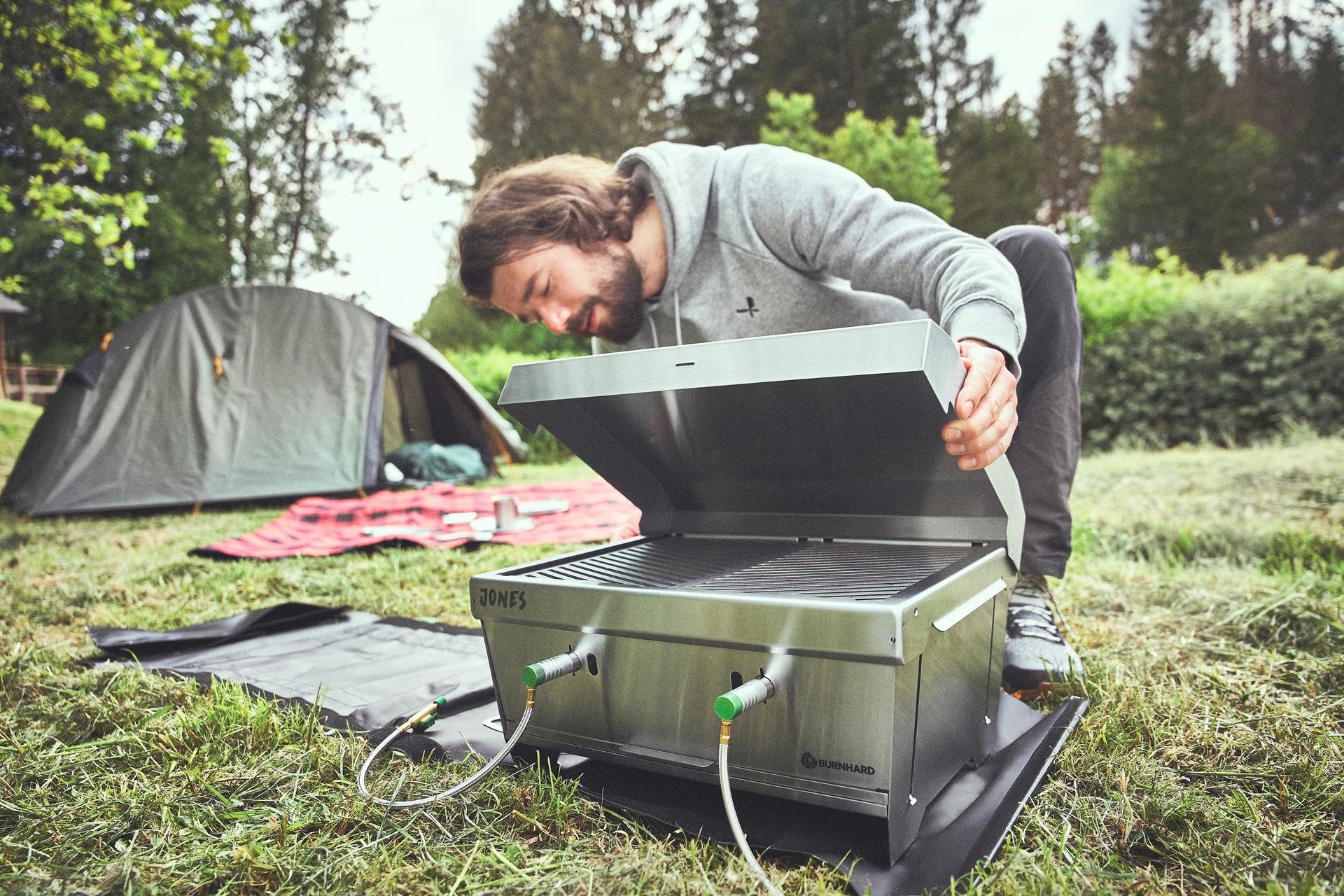 Griglia da Campeggio 2 Bruciatori BURNHARD® 6,4 kW, Sistema FitnFire™, Acciaio Inox, 500°C, Compatta, Leggera, con Multitool, Borsa da Trasporto – JONES Griglia Pieghevole