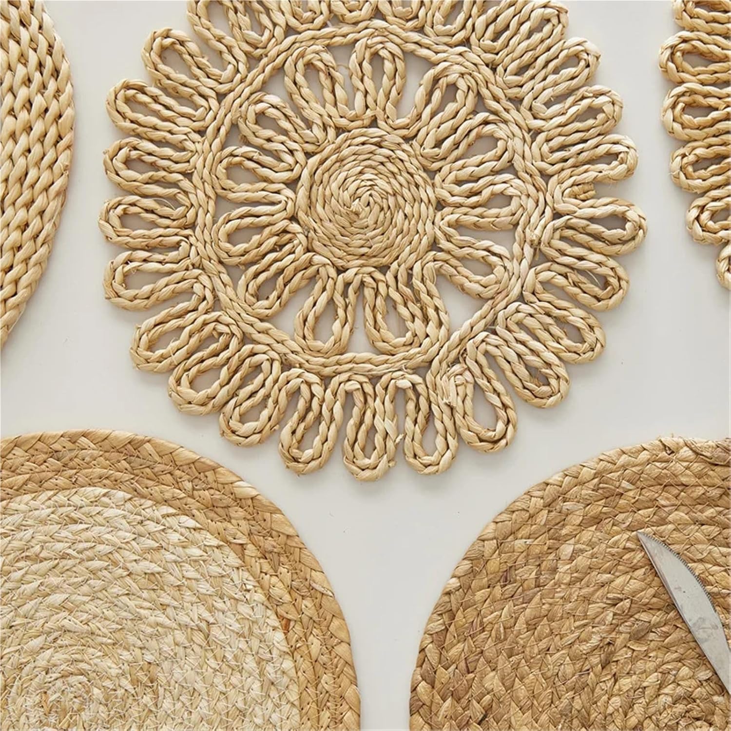 1pcs Boho Round Woven Placemats Braided Heat Non-Slip Weave Water Hyacinth Table Mats for Dining Table(Red)