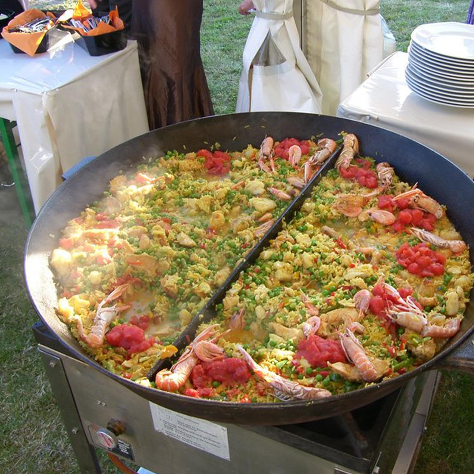 SKK große geteilte Outdoor Party-Pfanne Ø 80 cm - XL Bratpfanne Aluguss beschichtet mit Mittelsteg & 3 Griffe ideal für Grillpartys - Made in Germany
