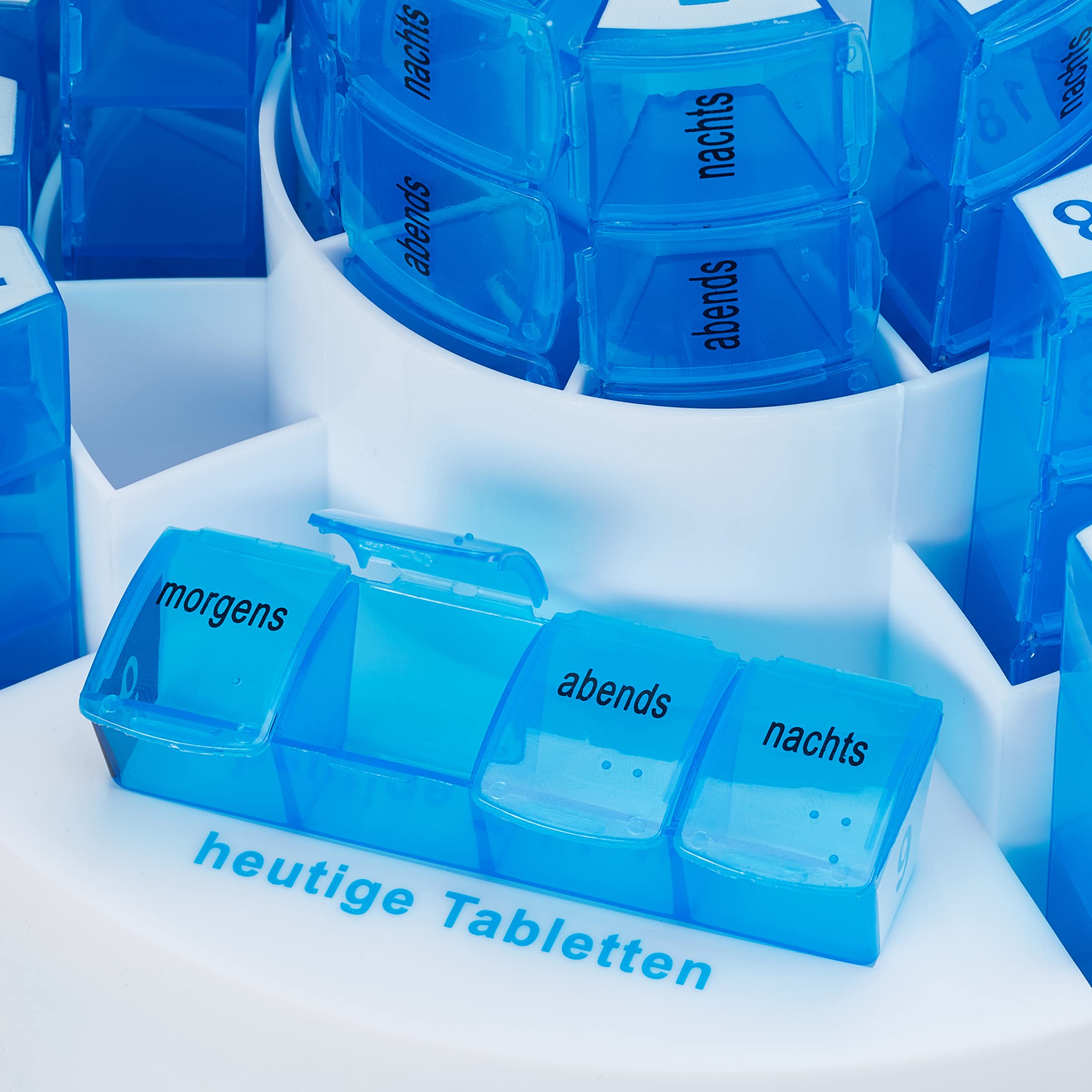 Relaxdays Pastillero Mensual, Organizador Pastillas Grande, 31 Días, 4 Tomas, Plástico sin BPA, Soporte, Blanco y Azul