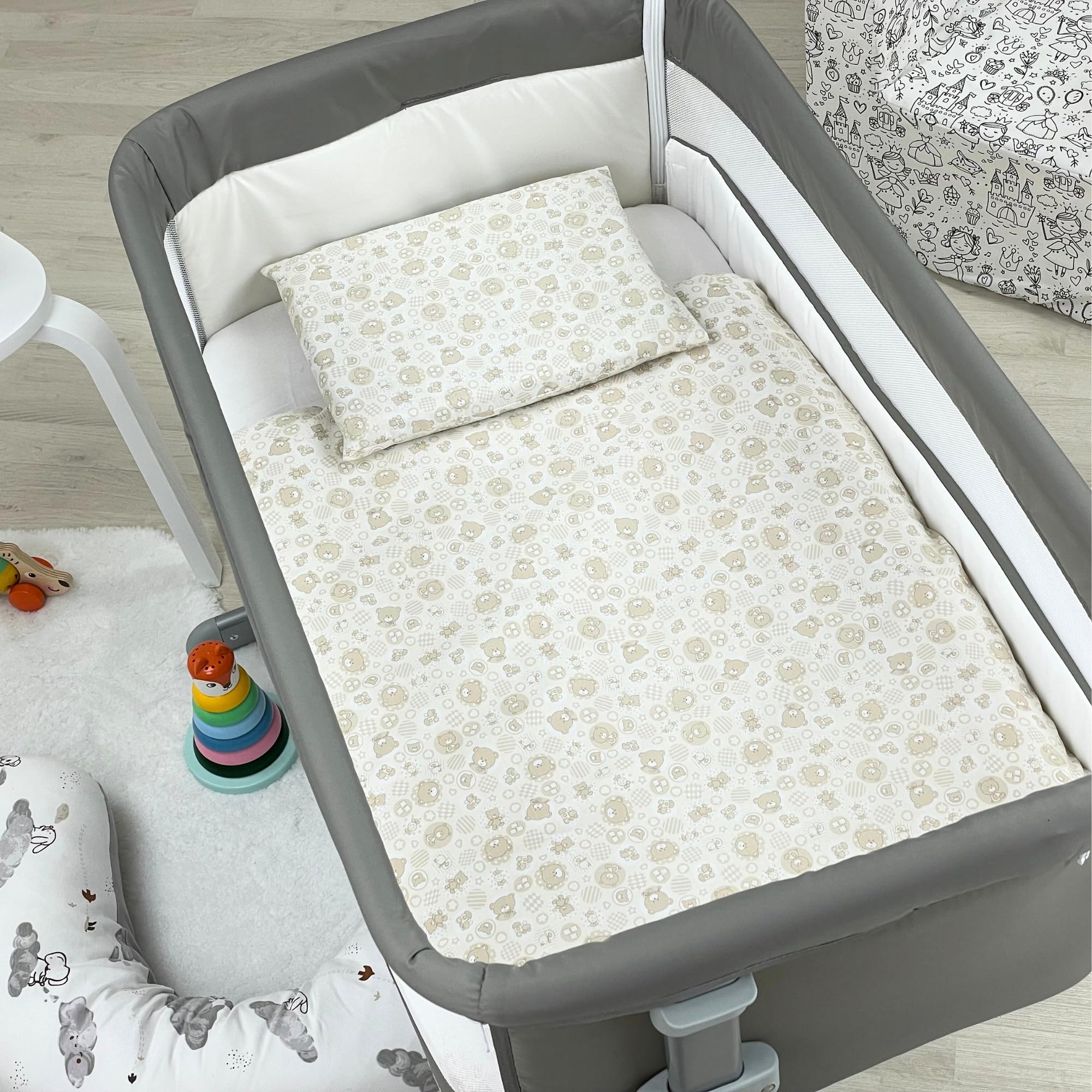 baby idea Babysanity Lenzuola Next To Me Compatibili 4 pezzi: Federa Cuscino, Piumino, Copripiumino, Lenzuolo Angoli per Culla Lettino Neonato - Chicco Kinderkraft Cam Brevi OEKO-TEX (Orsetto Beige)