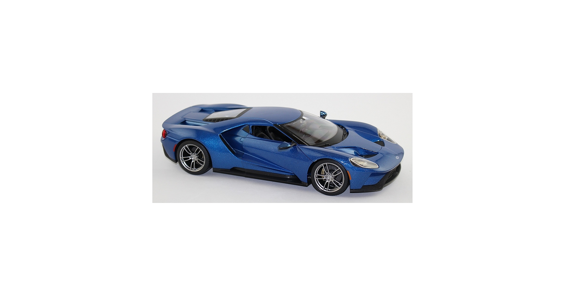 マイスト　Ford GT Amazon.com: Maisto 2021 Ford GT #98 White Heritage Edition 1