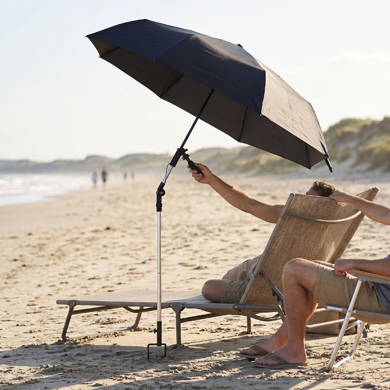 VGEBY Parasol Plażowy Przenośny Parasol Przeciwsłoneczny z Baldachimem Pongee UPF 50+ 190T, 10 żebrami z Włókna Szklanego, Regulowanym Nachyleniem 180 Stopni, Zaciskiem i Kolcem Uziemiającym do