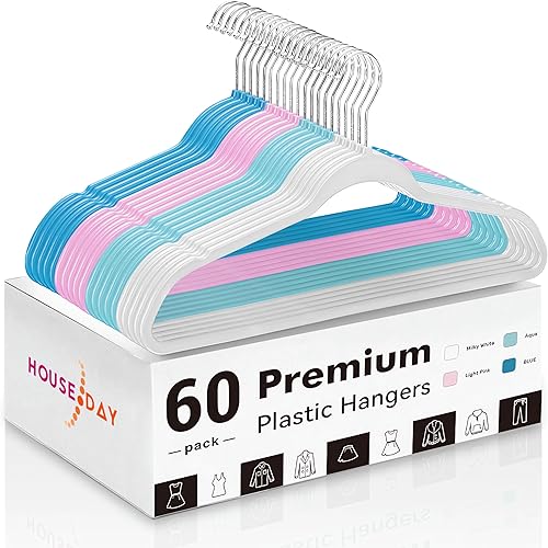 HOUSE DAY Paquete de 60 perchas de plástico, perchas resistentes con diseño amplio, gancho giratorio de 360 que ahorra espacio para armario de disponible en Yaxa El Salvador