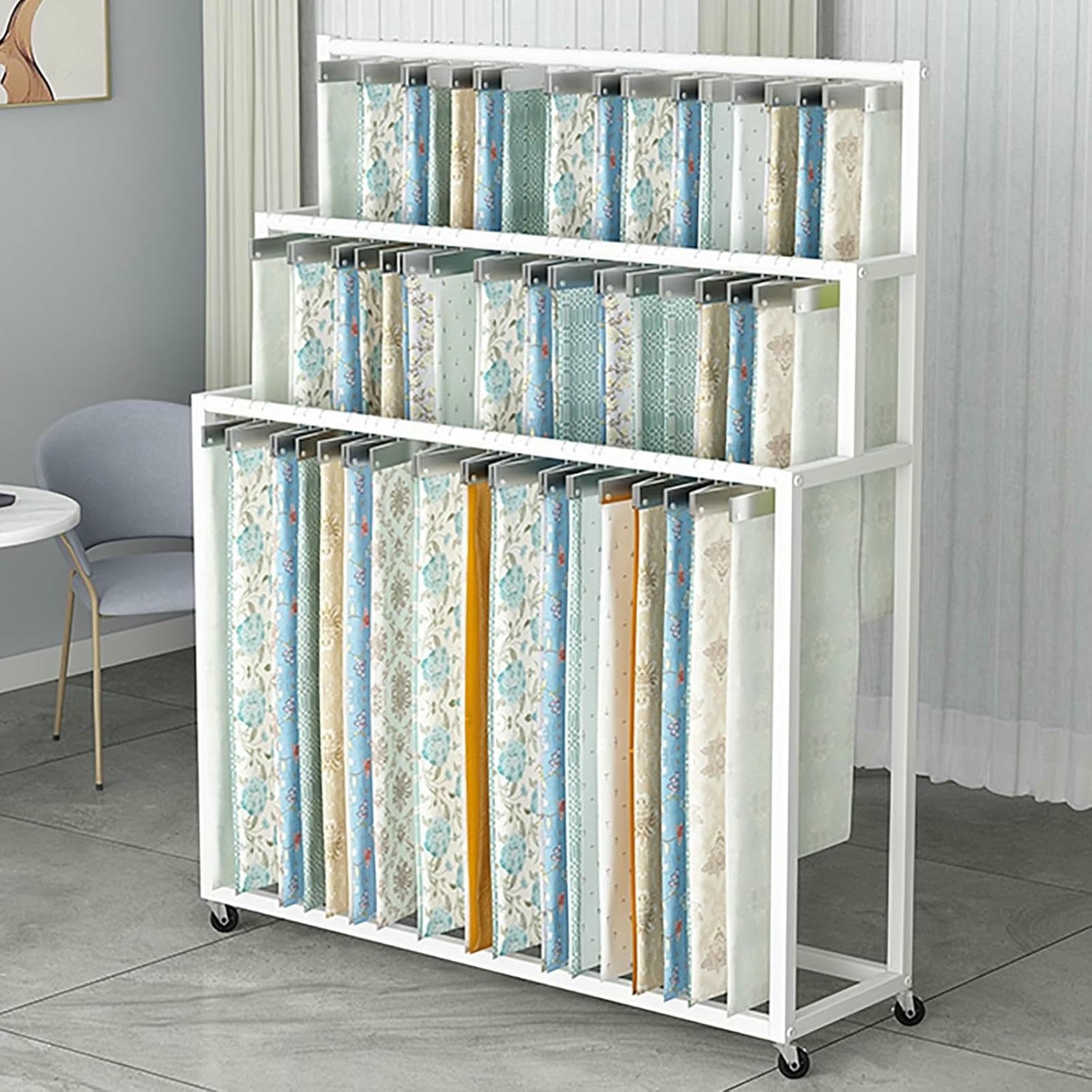 Estante para rollos de tela con barra ajustable y estructura resistente de acero