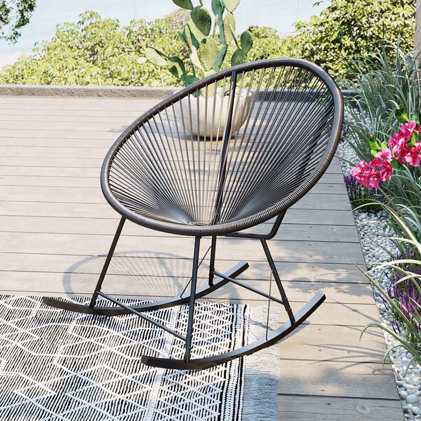 Kare Design Schaukelstuhl Acapulco Mono, Schwarz, Indoor und Outdoor Stuhl im Retro-Design, Schaukelsessel, Gartenstuhl für Balkon, Garten, Terrasse, Schwarzes Stahlgestell, 85x73x95 cm (HxBxT)