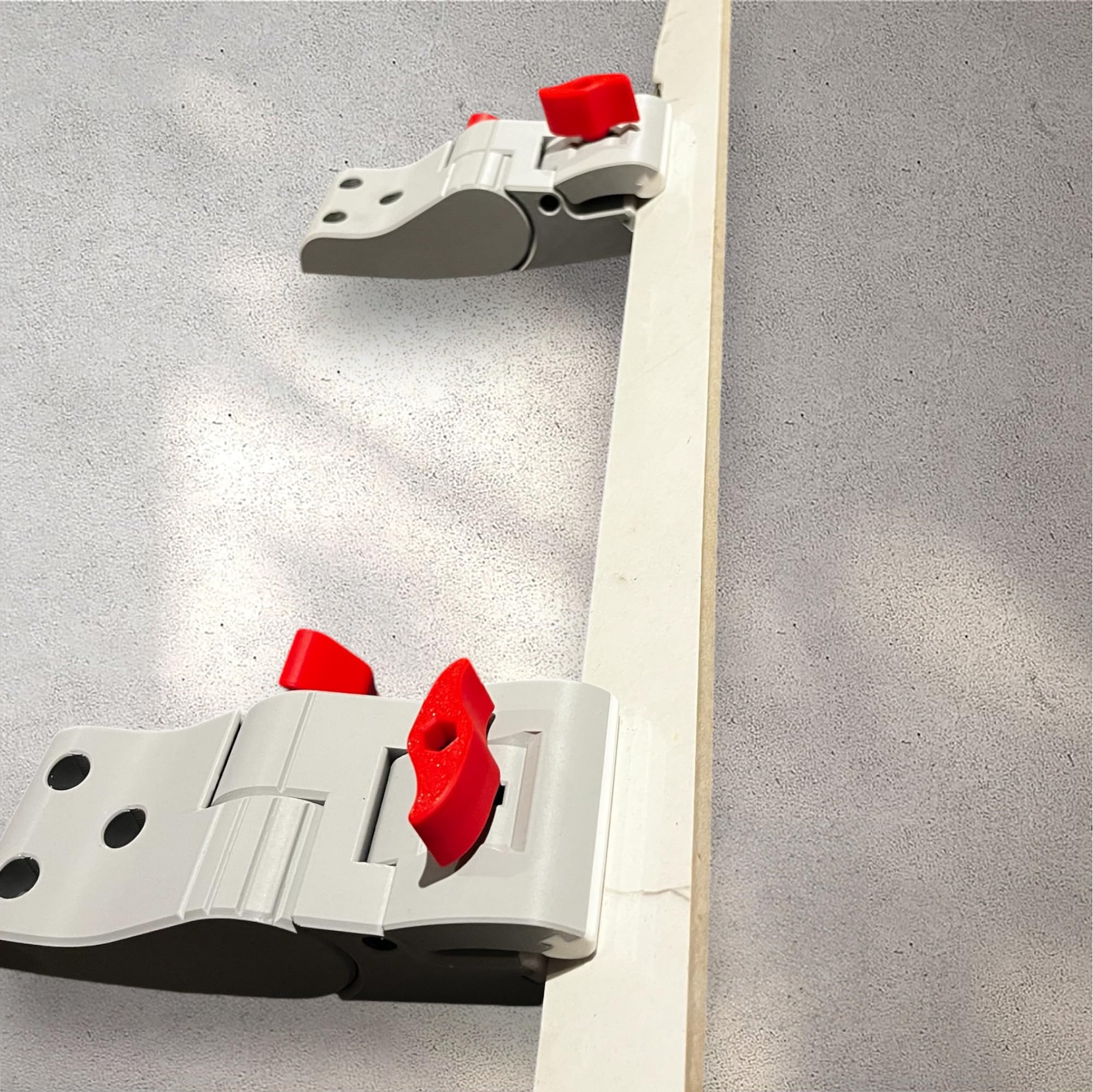 Tic-Tac Zange für Fliesen – Positionierhilfe für 45°-Gehrungsschnitte – Kompakter Fliesenhalter für präzises & sicheres Arbeiten – Profi-Werkzeug für Fliesenleger – Outillage Carreleur 2.0