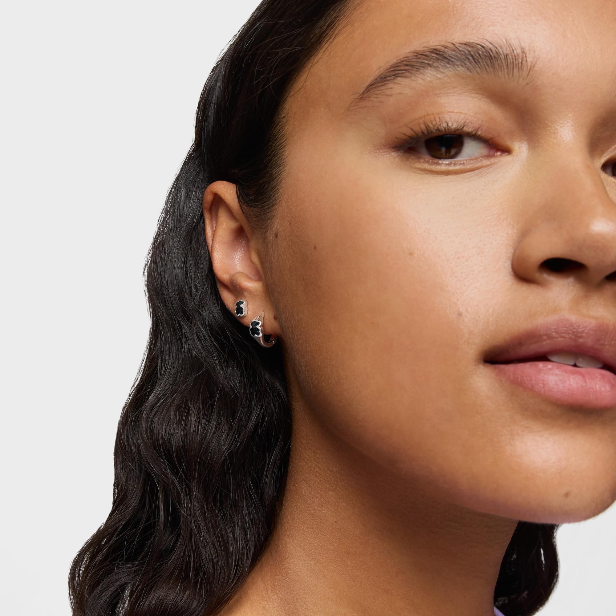 TOUS Pendientes de Aro de Plata de Primera Ley para Mujer con Motivo Oso en Ónix de 10mm, Colección Icon Color
