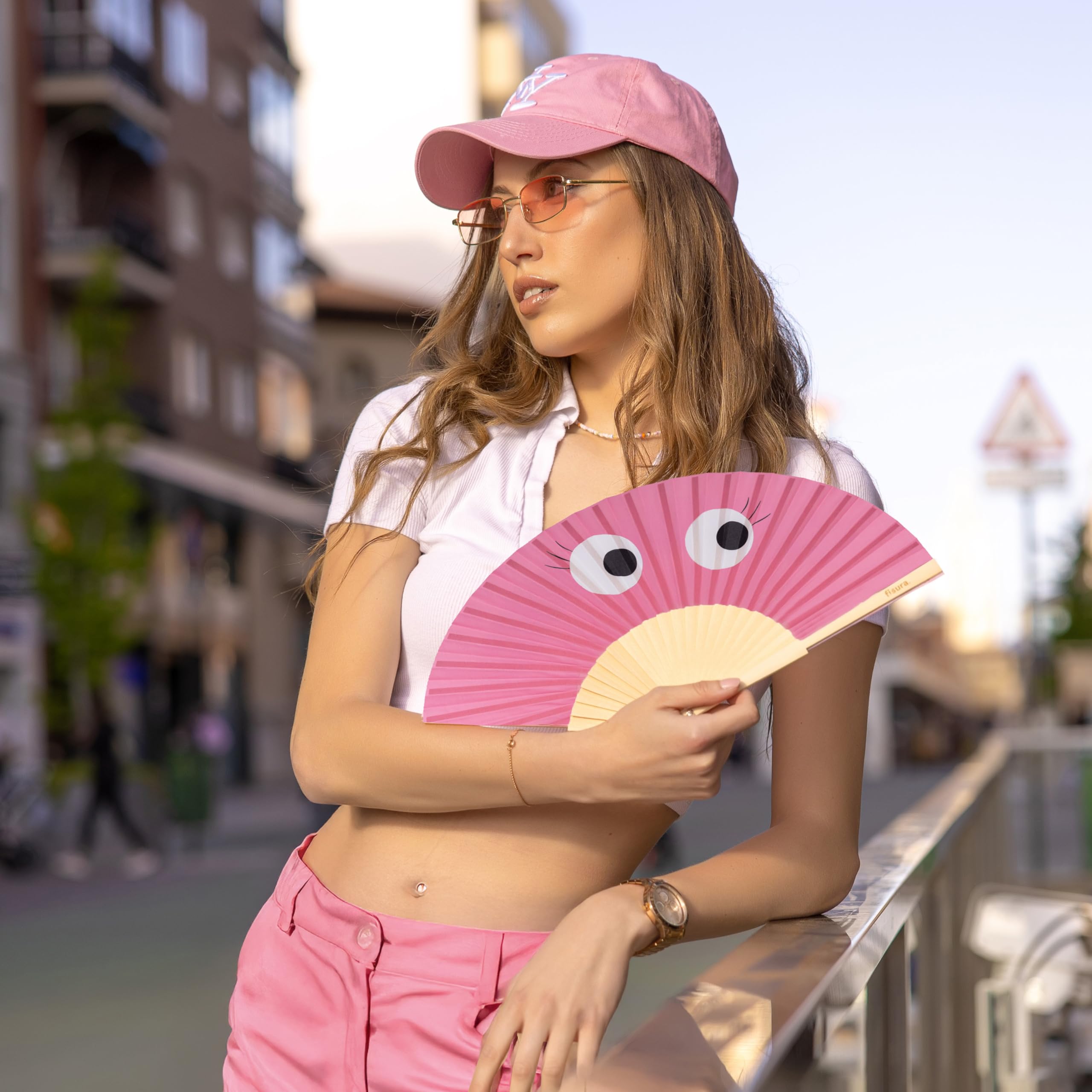Fisura – Oryginalny wachlarz z różowymi oczami, wyjątkowy i stylowy. Drewniany model w intensywnym odcieniu. W zestawie pasek do zawieszenia. Wymiary: 42,5 x 23 cm