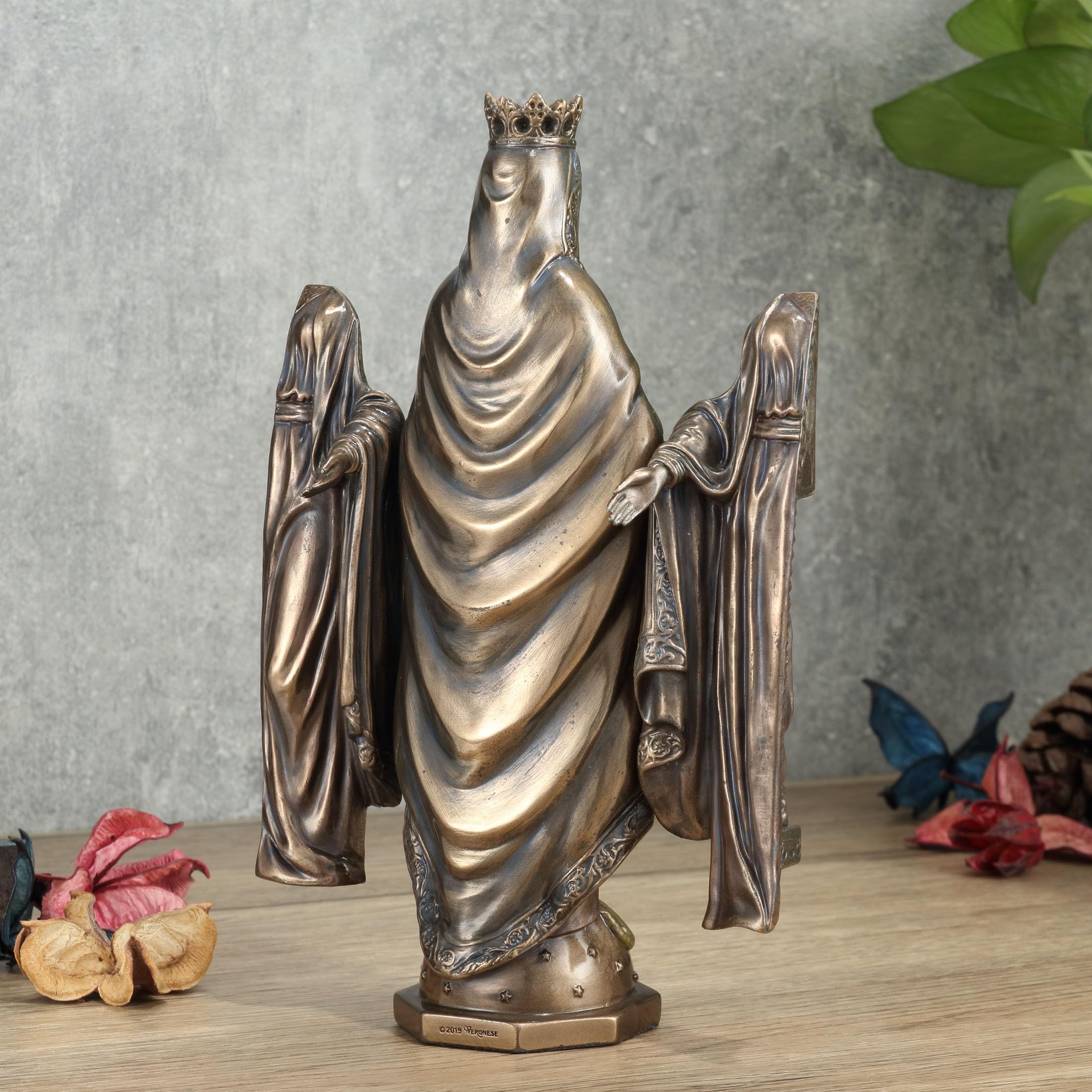 Veronese Design Estatua de Resina de 8 1/8 Pulgadas de Dama de Gracia con políptico, Escultura de Pieta, Acabado de Bronce Fundido en frío