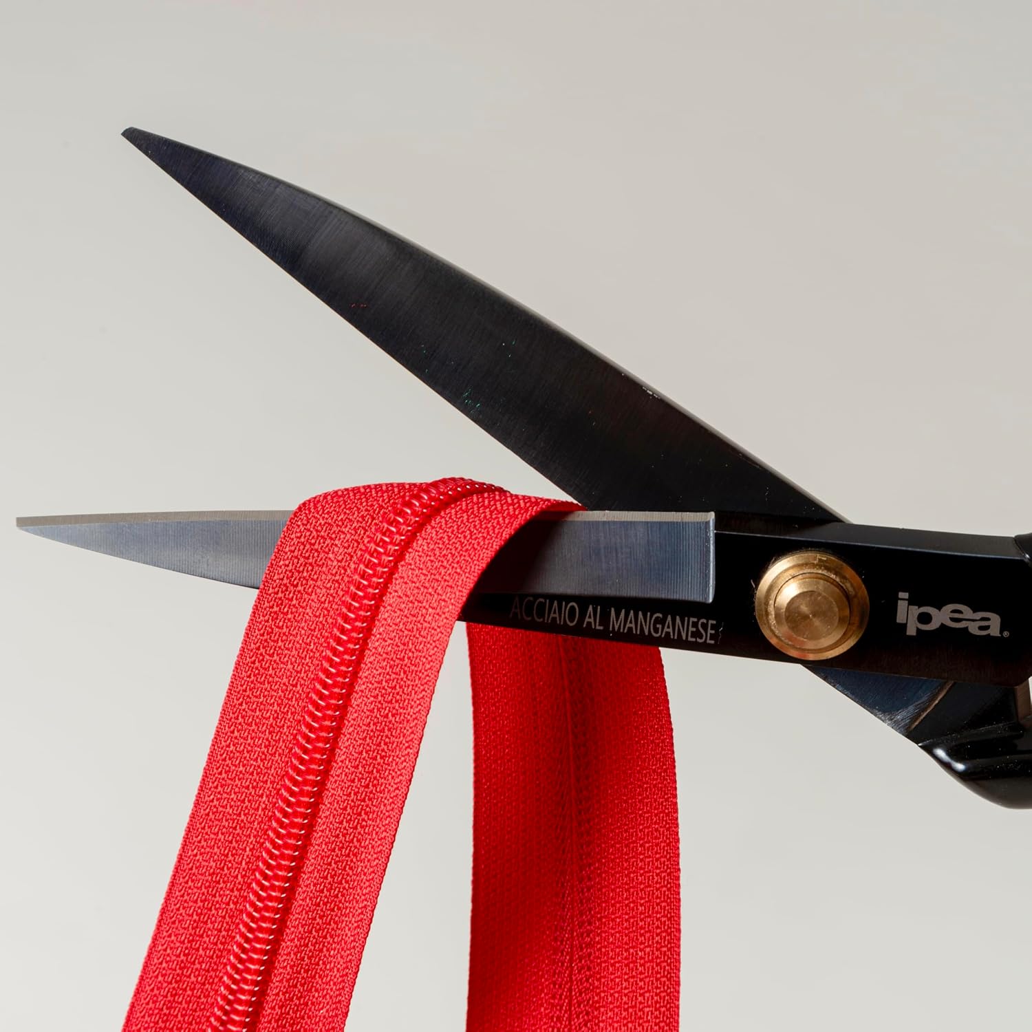 IPEA Red Continuous Chain Zipper - 5 Metres Long + 15 Metal Sliders - Made in Italy - Chain Size #5 - Nylon Zippers - Zip - Cut to Size for Sewing by The Metre - 30mm Wide - Red