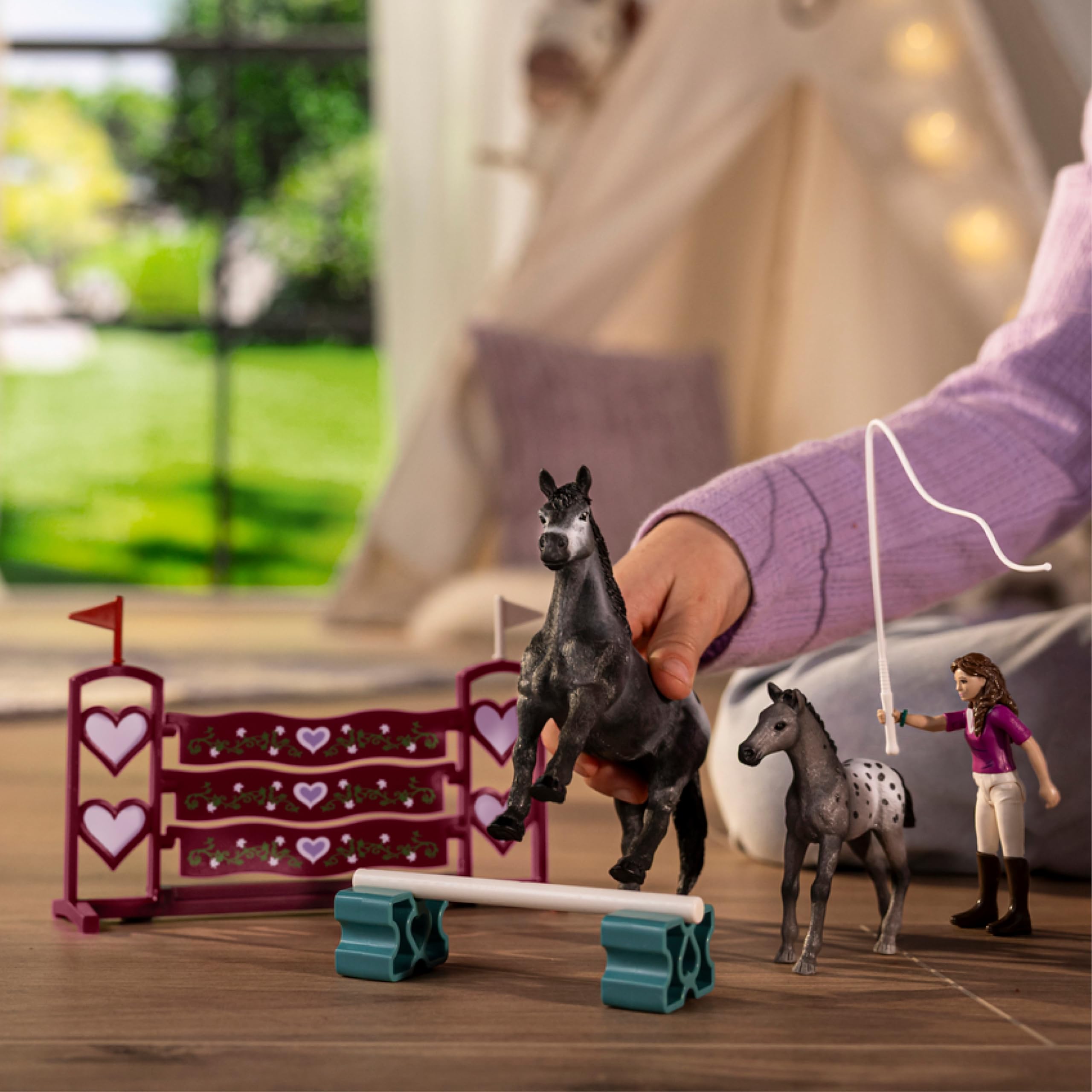 Schleich Horse Club | L’entraînement de Lisa au Tournoi 42776 | Coffret avec Cheval, Poulain, Figurine articulée Lisa, Obstacles & Accessoires d’équitation | Jouet Chevaux dès 5 Ans | 7 pièces