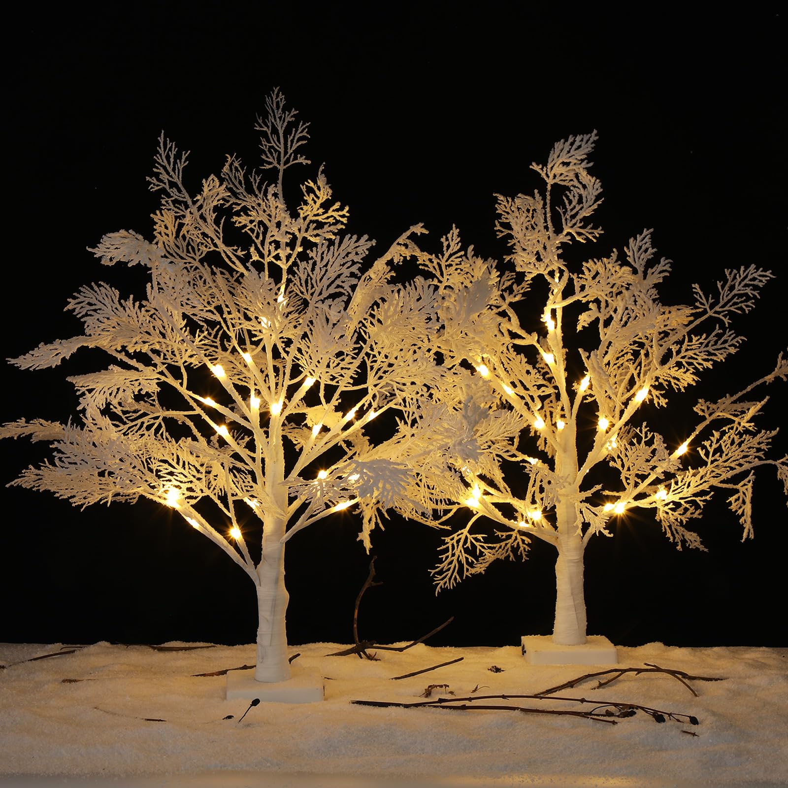 Lot de 2 sapins de Noël de table avec lumières DEL de 61 cm – Mini sapins floqués de neige blancs artificiels éclairés par piles – Décoration USB pour table d'intérieur, cheminée, décoration