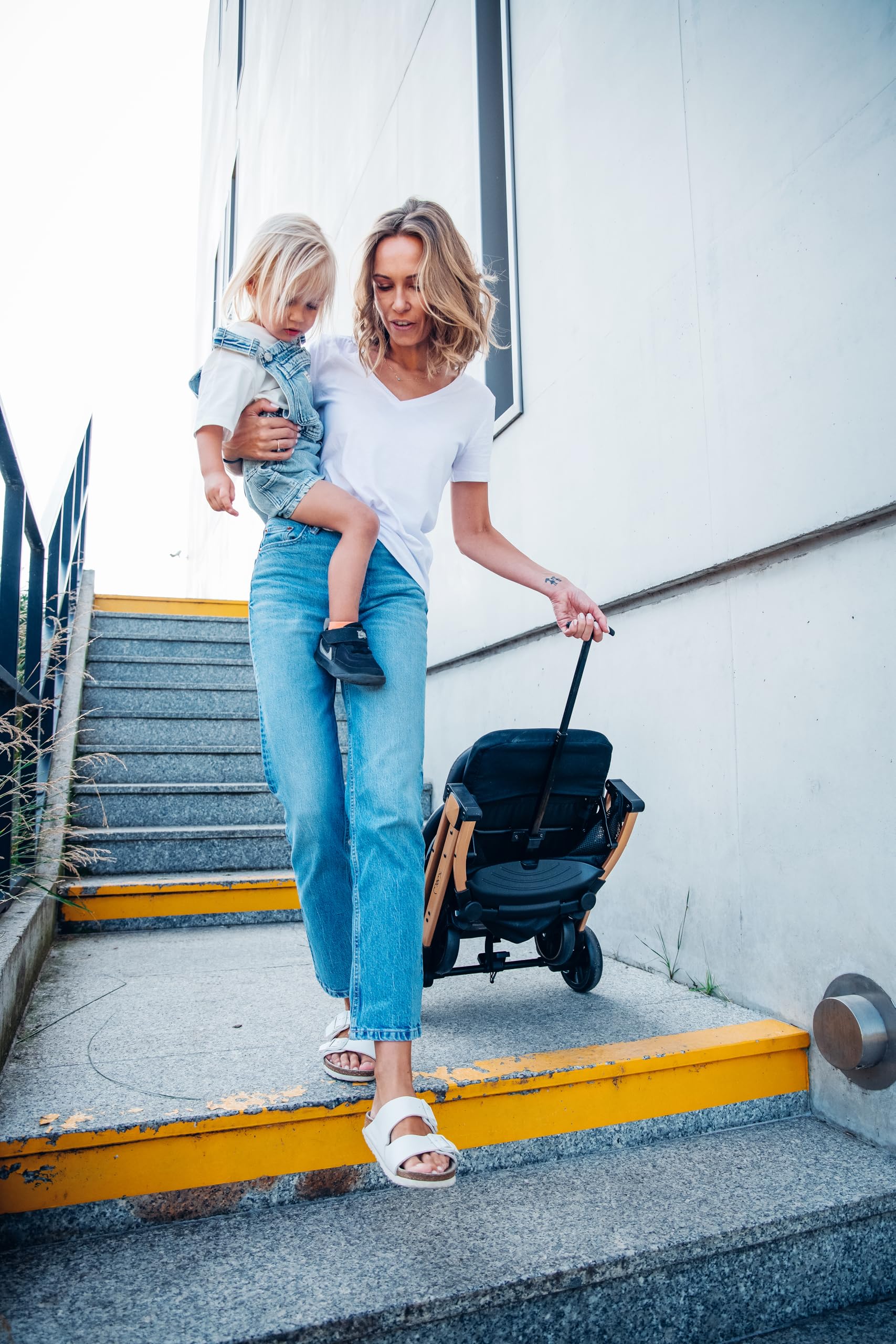 MoMi ESTELLE a partir de los 6 meses (hasta 15 kg), silla de paseo plegable con arnés de 5 puntos, cesta de la compra, barra telescópica, se mantiene de pie plegada