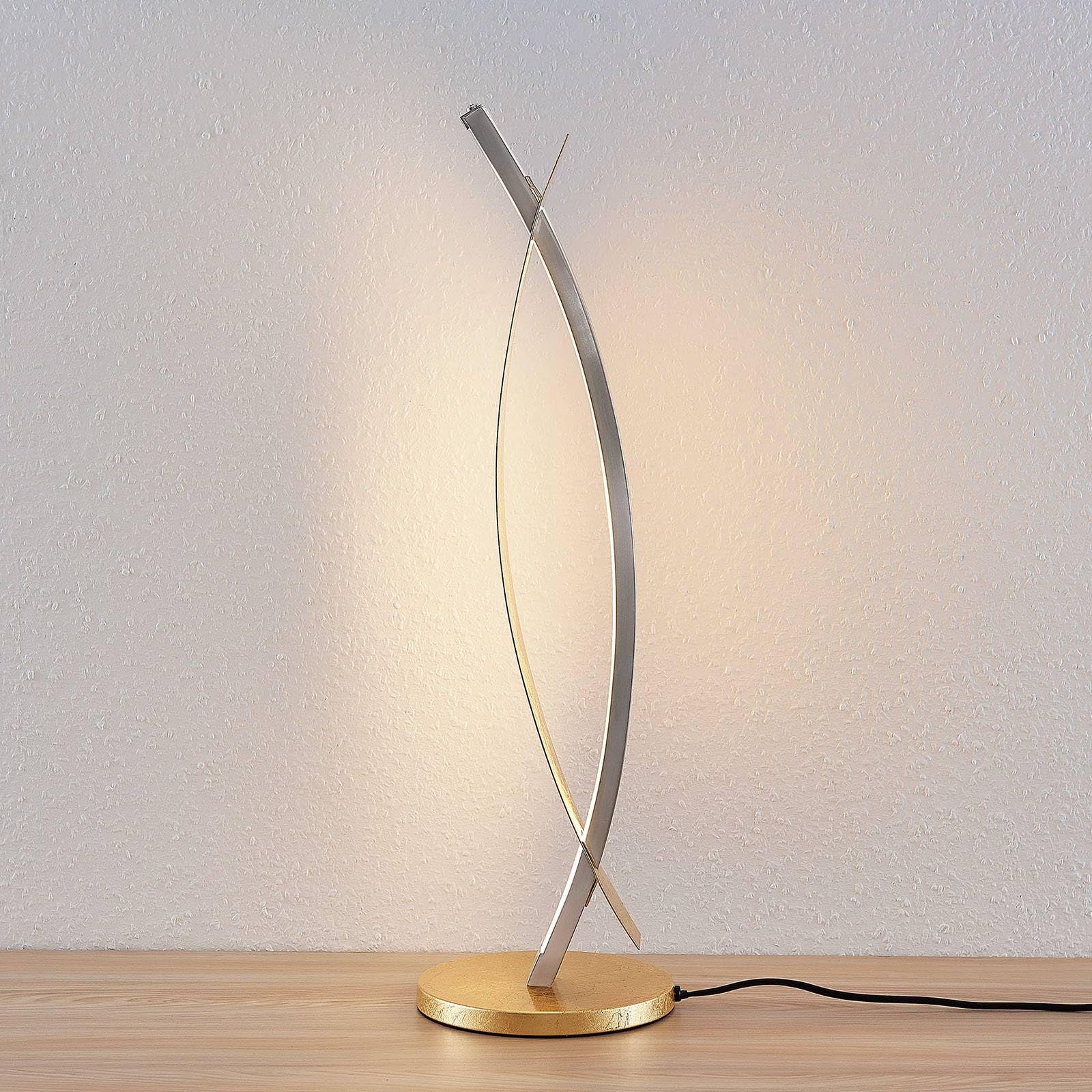 LED Lámpara de mesa 'Marija' (Moderno) en Dorado hecho de Metal e.o. para Salón & Comedor (1 llama,) de Lucande | lámpara de mesa LED