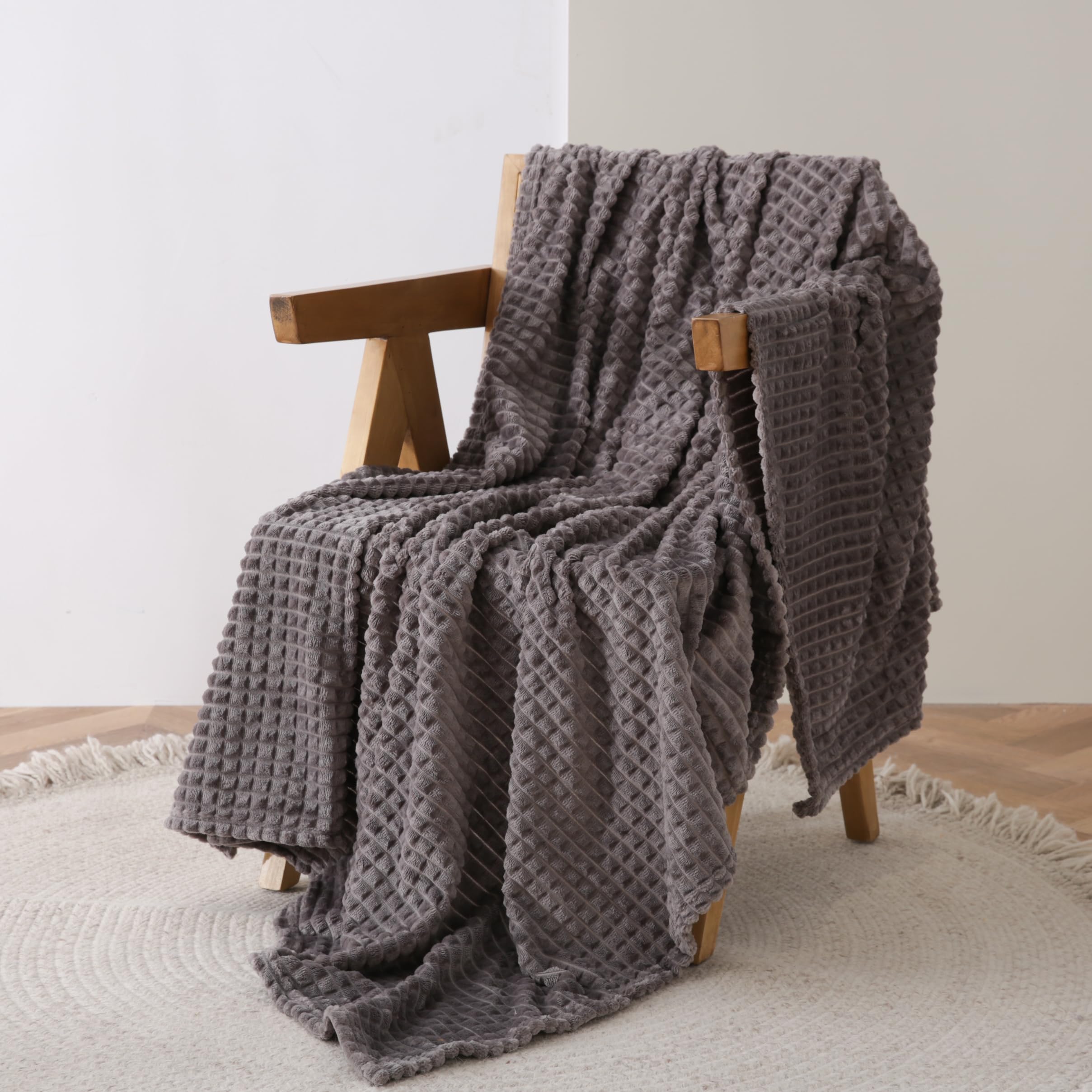 Simple&Opulence Dark Grey Flannel Fleece Blanket, 230GSM Super Soft Luxury Warm Throw Blanket with Stereoscopic Grid Design, Suitable for All Seasons, Perfect for Women Kids, 50"x70"