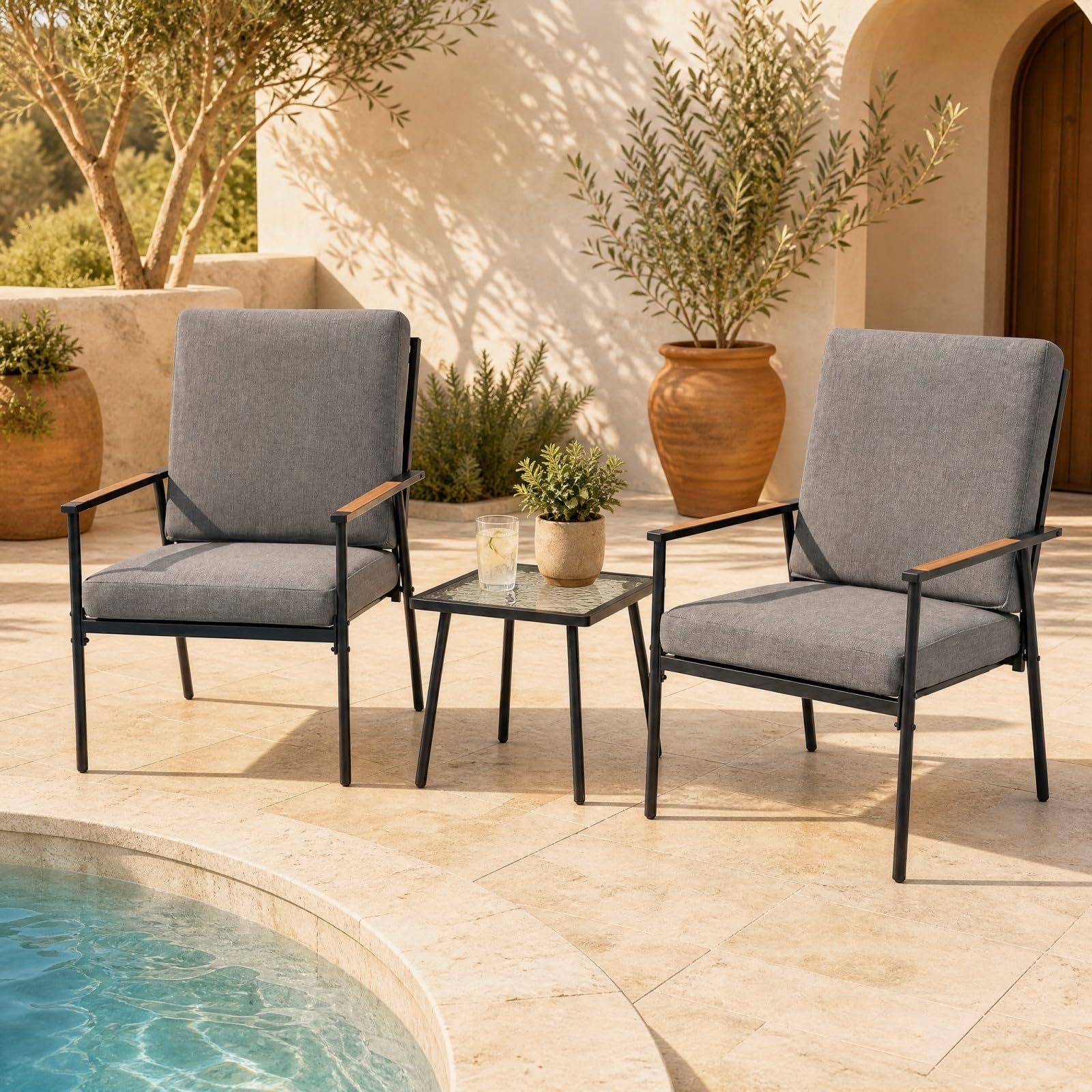 GOPLUS Juego de Muebles de Jardín Exterior de 3 Piezas con 4 Cojines | Conjunto de Conversación de Patio con 2 Sillas, Mesa Auxiliar de Vidrio Templado, Juego de Mesa y Sillas para Terraza Piscina