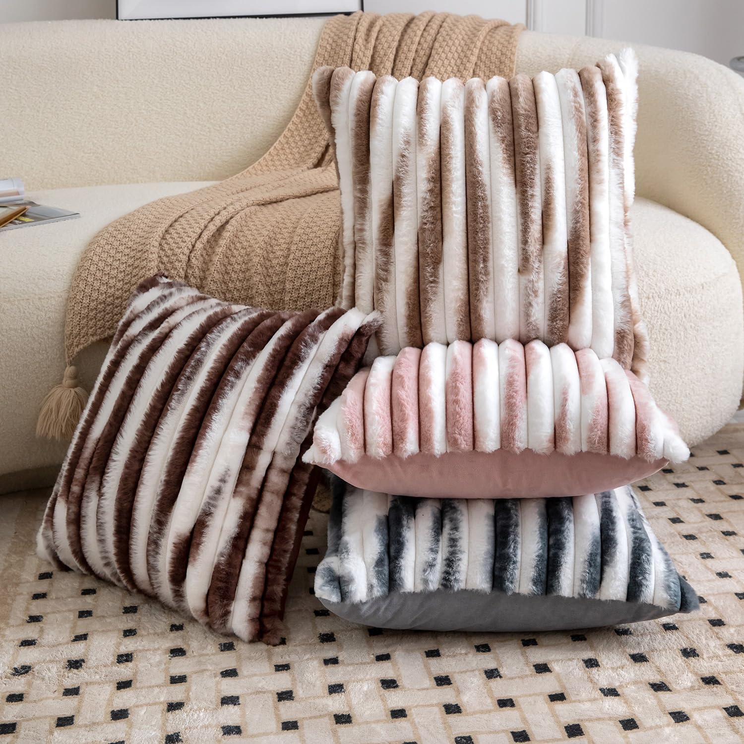 Madizz Lot de 2 Housses de Coussin en Peluche en Fausse Fourrure Housse de Coussin décorative Douce à Rayures moelleuses pour Coussin de Chambre à Coucher de canapé Marron foncé Blanc 60 x 60 cm