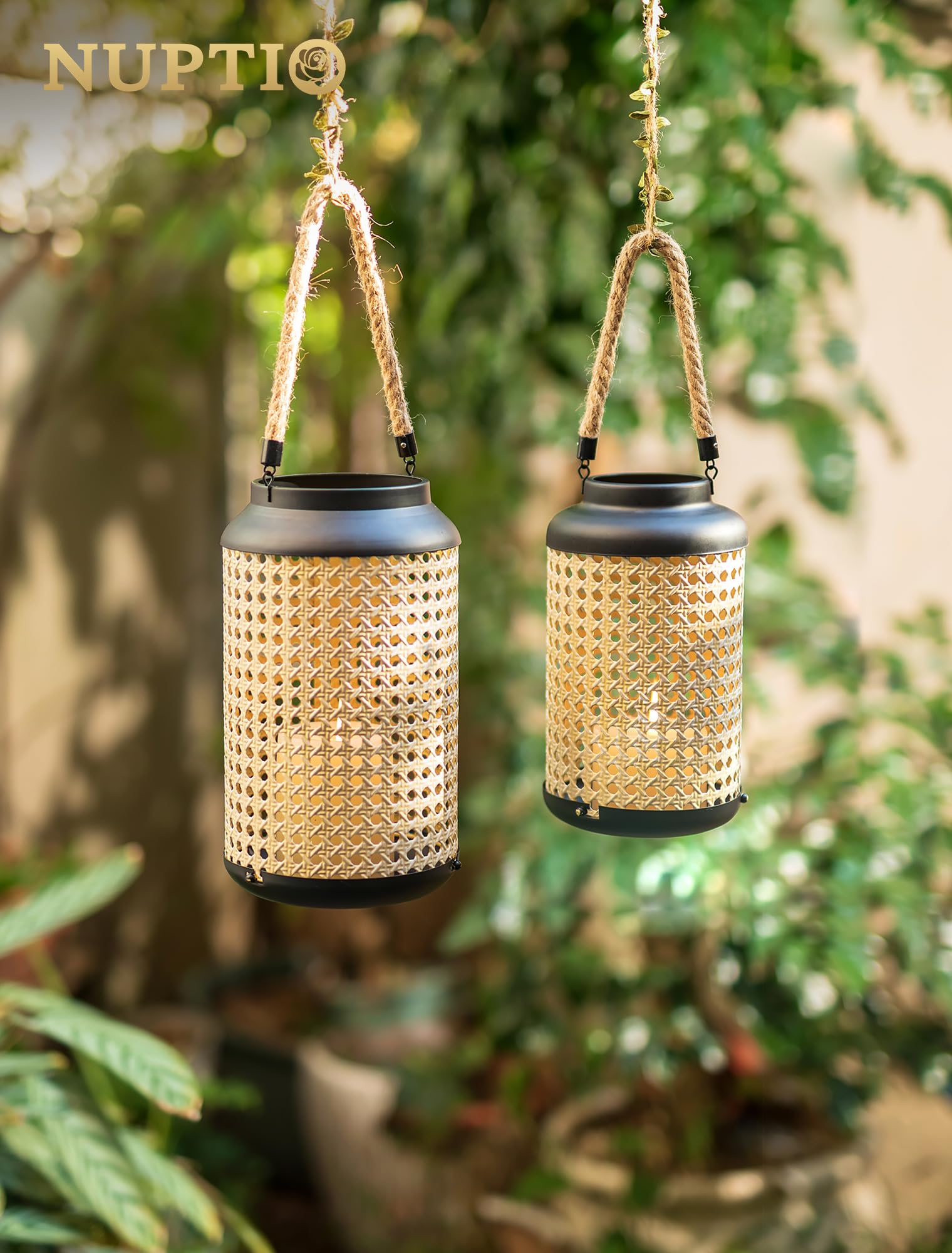 NUPTIO Latarnia z metalowym rattanem w stylu wiejskim: zestaw 2 nowoczesnych świeczników filarowych boho – wiszący rustykalny wystrój domu na zewnątrz, werandę, patio, stół centralny