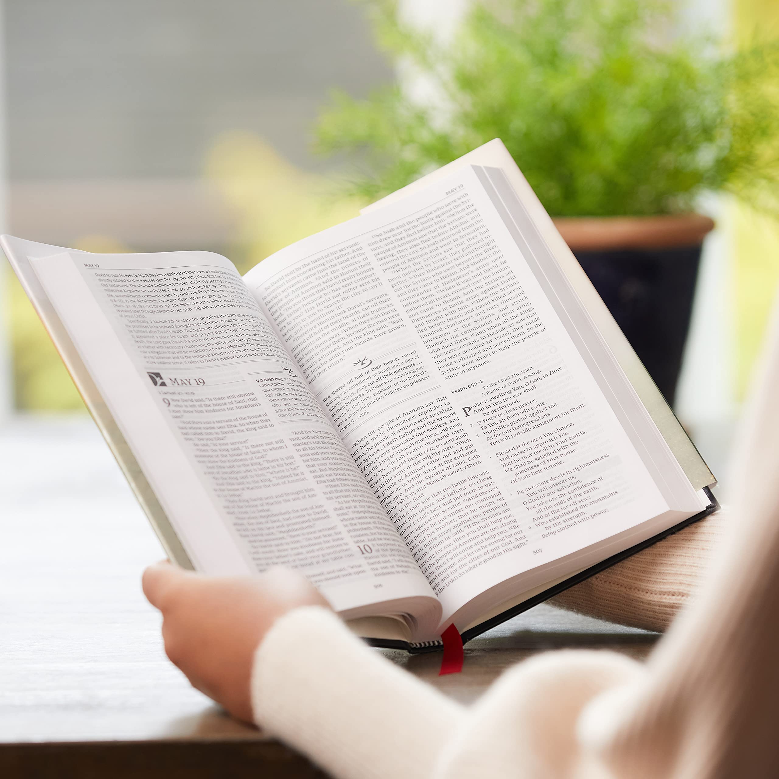 The NKJV, MacArthur Daily Bible, 2nd Edition, Hardcover, Comfort Print: A Journey Through God's Word in One Year - Image 4