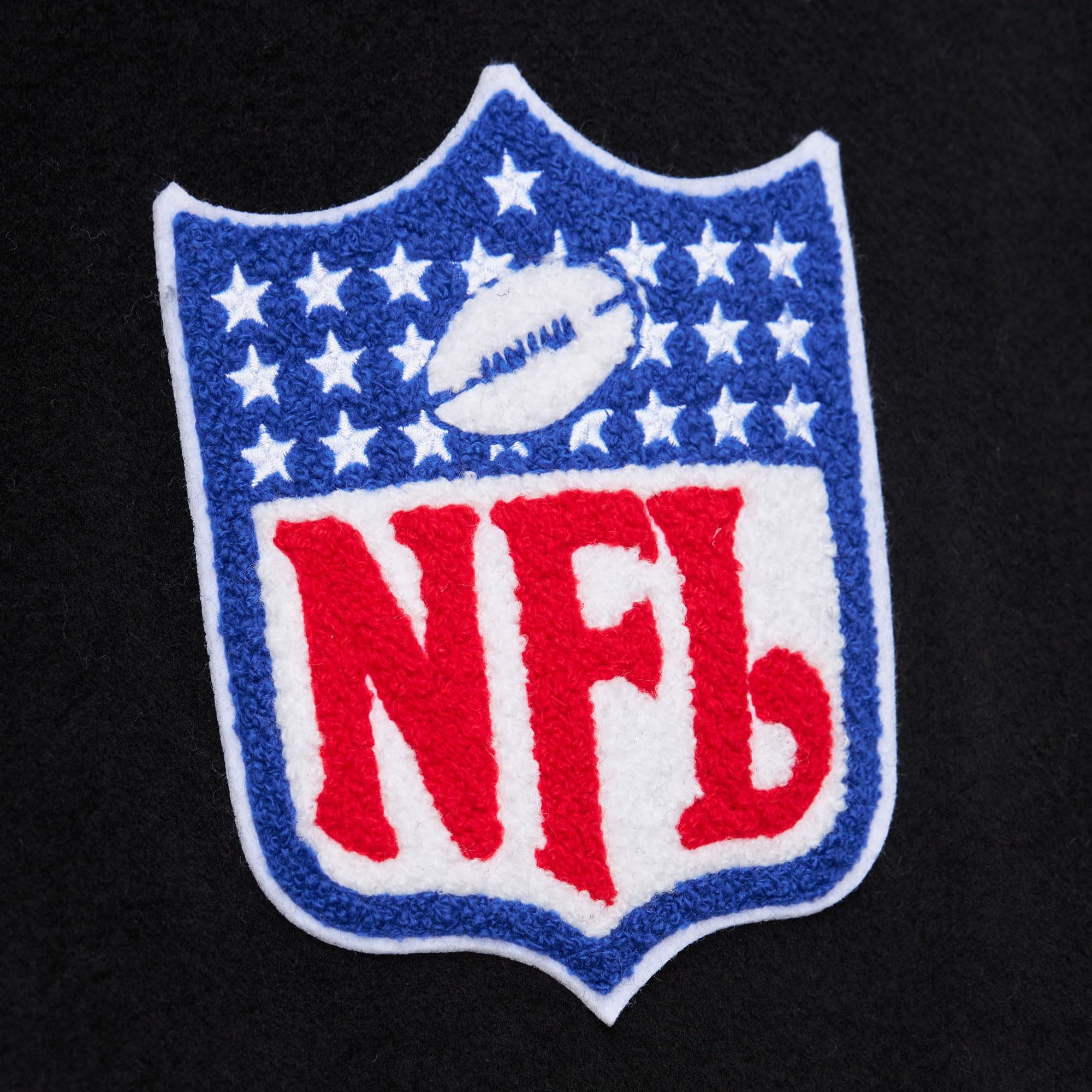 Mitchell & Ness NFL Blackout Retro Chaqueta universitaria | Mezcla de lana y poliéster | Mangas de PU | Parches y bordados AUZAVE210MSFen el pecho y las mangas | Puños acanalados en cuello