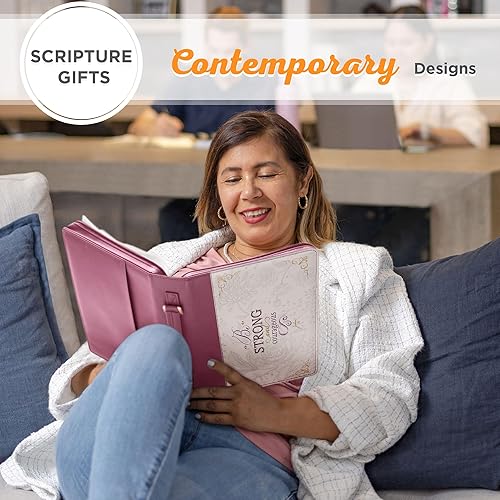Miniatura 10 de Christian Art Gifts Funda para Biblia de moda rosa ciruela para mujer Be Strong & Courageous - Joshua 19 Escritura inspiradora, funda de cuero
