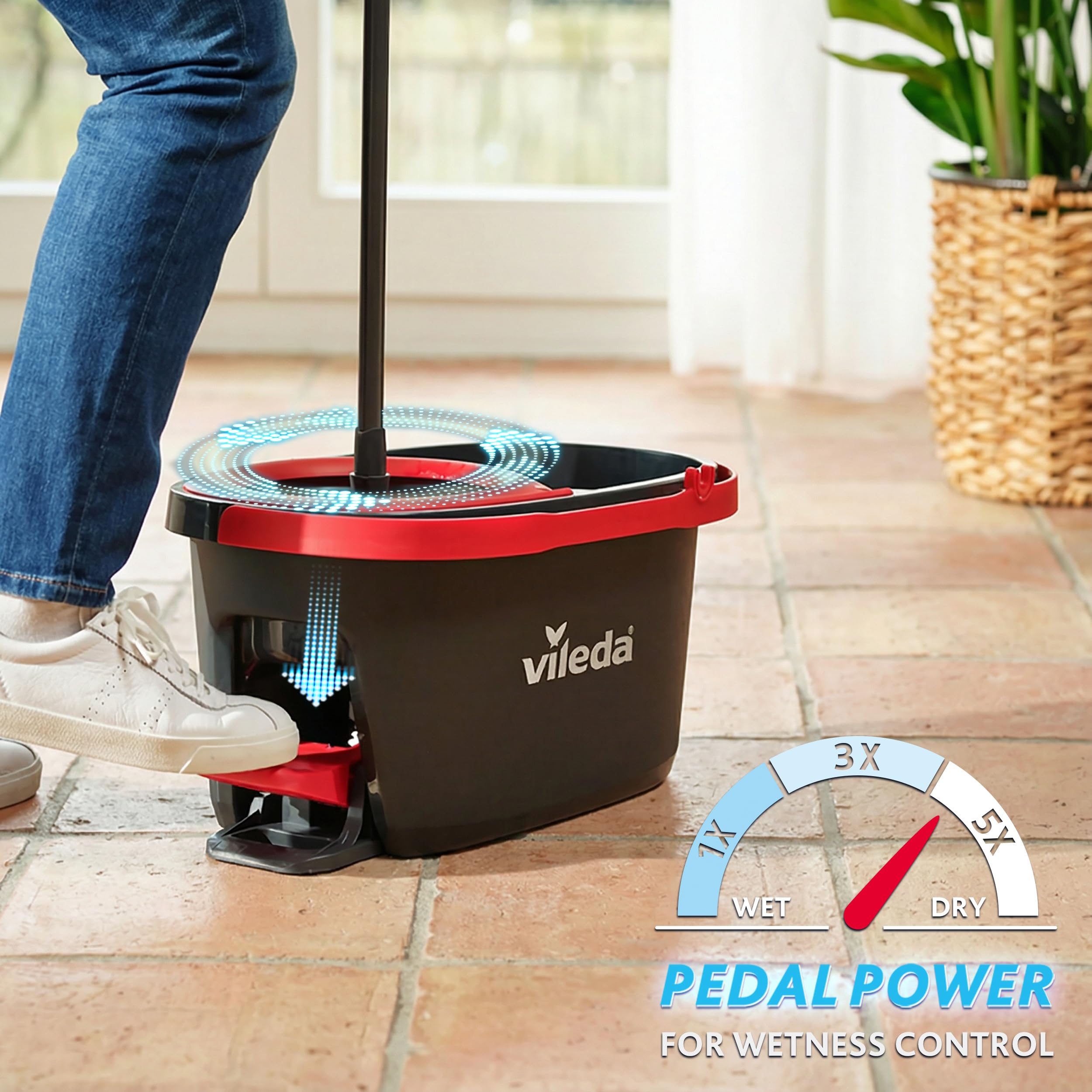 Vileda Turbo Sistema Lavapavimenti con strizzatore a pedale, Manico telescopico 65 – 131 cm, Mocio lavapavimenti con strizzatore a pedale, Fiocco in microfibra, Pulizia profonda con minimo sforzo