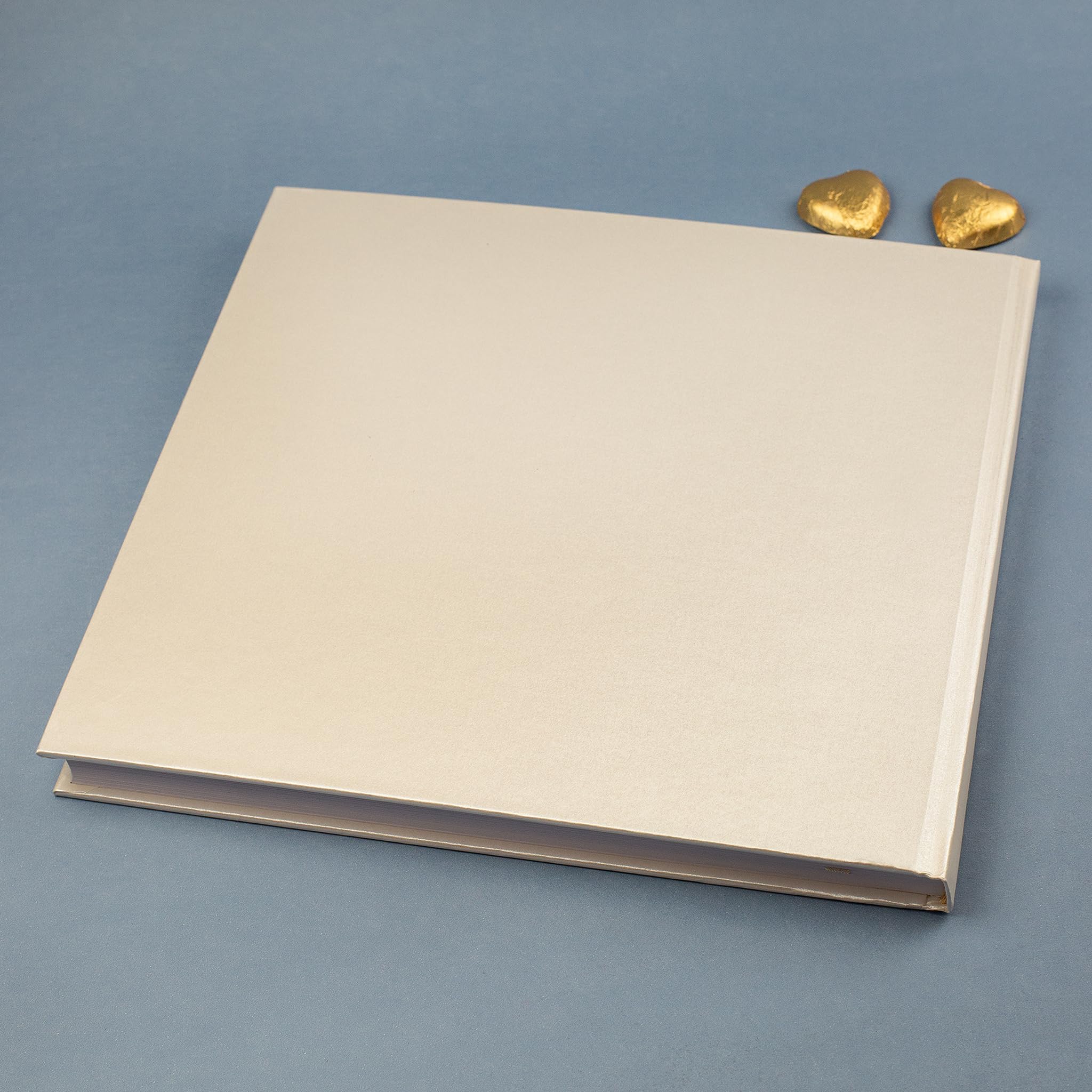 Herz & Heim® Personalisierbares Gästebuch zur Hochzeit – Edles Design mit LOVE-Prägung – Hochzeitsbuch für Erinnerungen – 176 Seiten – Hochzeitsalbum „Love“ mit Namen & Datum