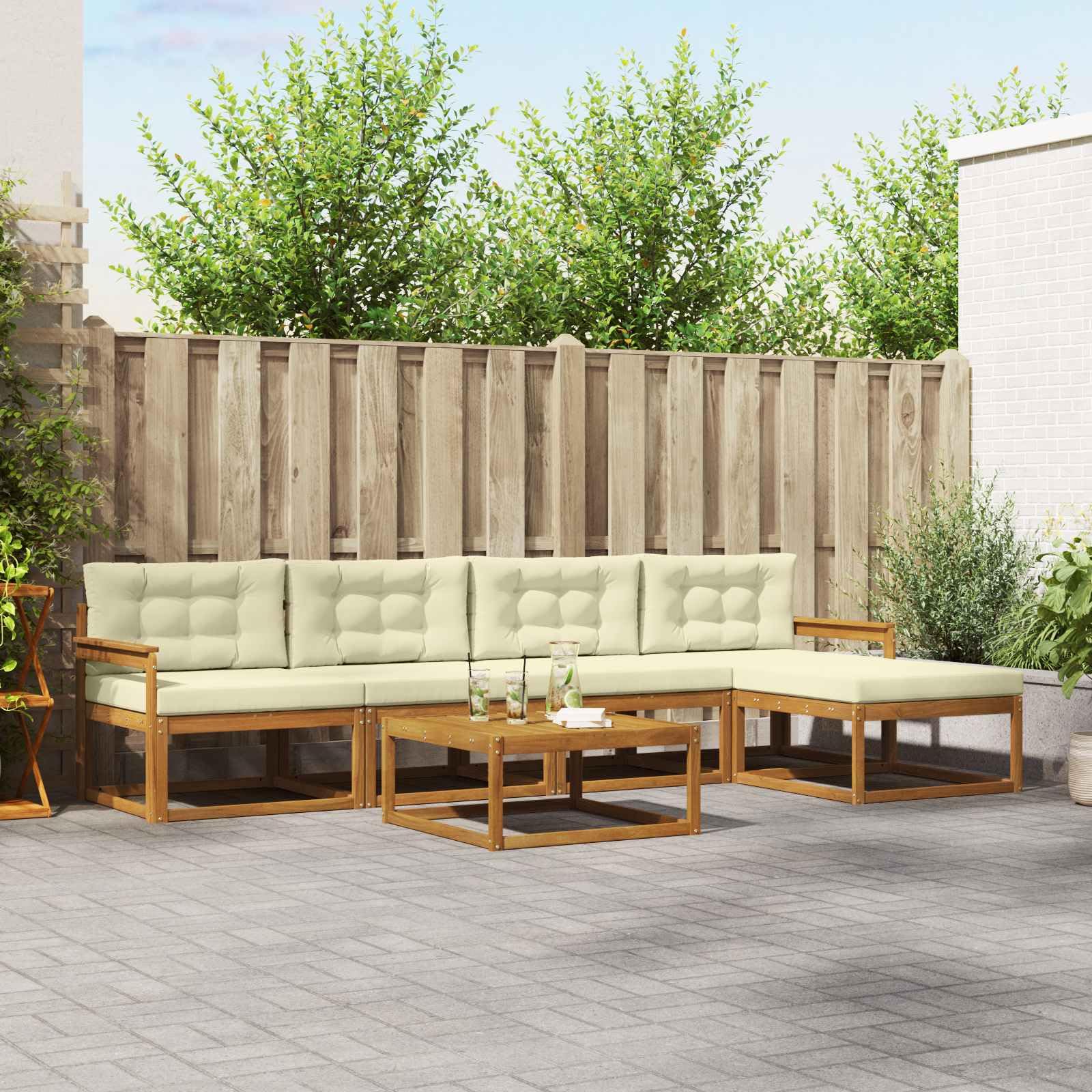 Outdoor-Sofagarnitur mit Kissen 6-teilig aus massivem Akazienholz Natur und Creme, wetterbeständig, mit Tisch, Hocker und modularer Sitzgruppe für Garten und Patio