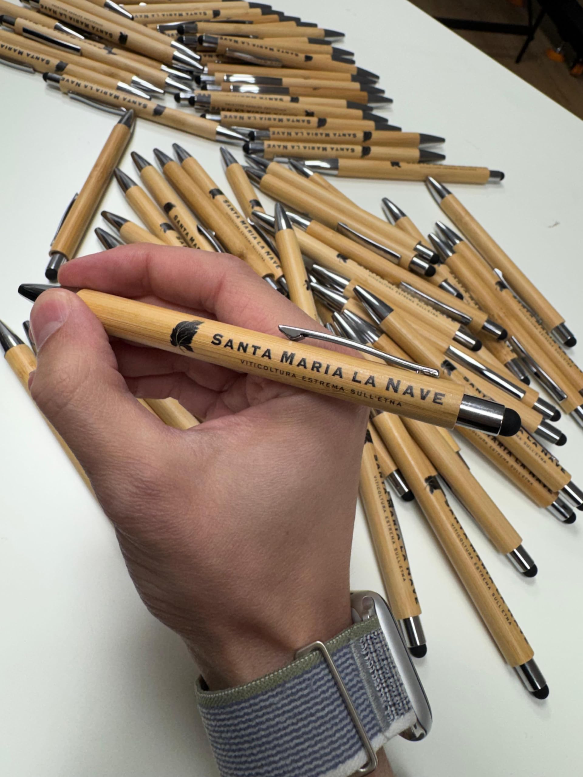 Pack de 100 Bolígrafos de Bambú con Punta Táctil, Bolígrafos Ecológicos Personalizables con Logo, Regalos Publicitarios y Promocionales para Empresas, Ferias, Eventos y Merchandising
