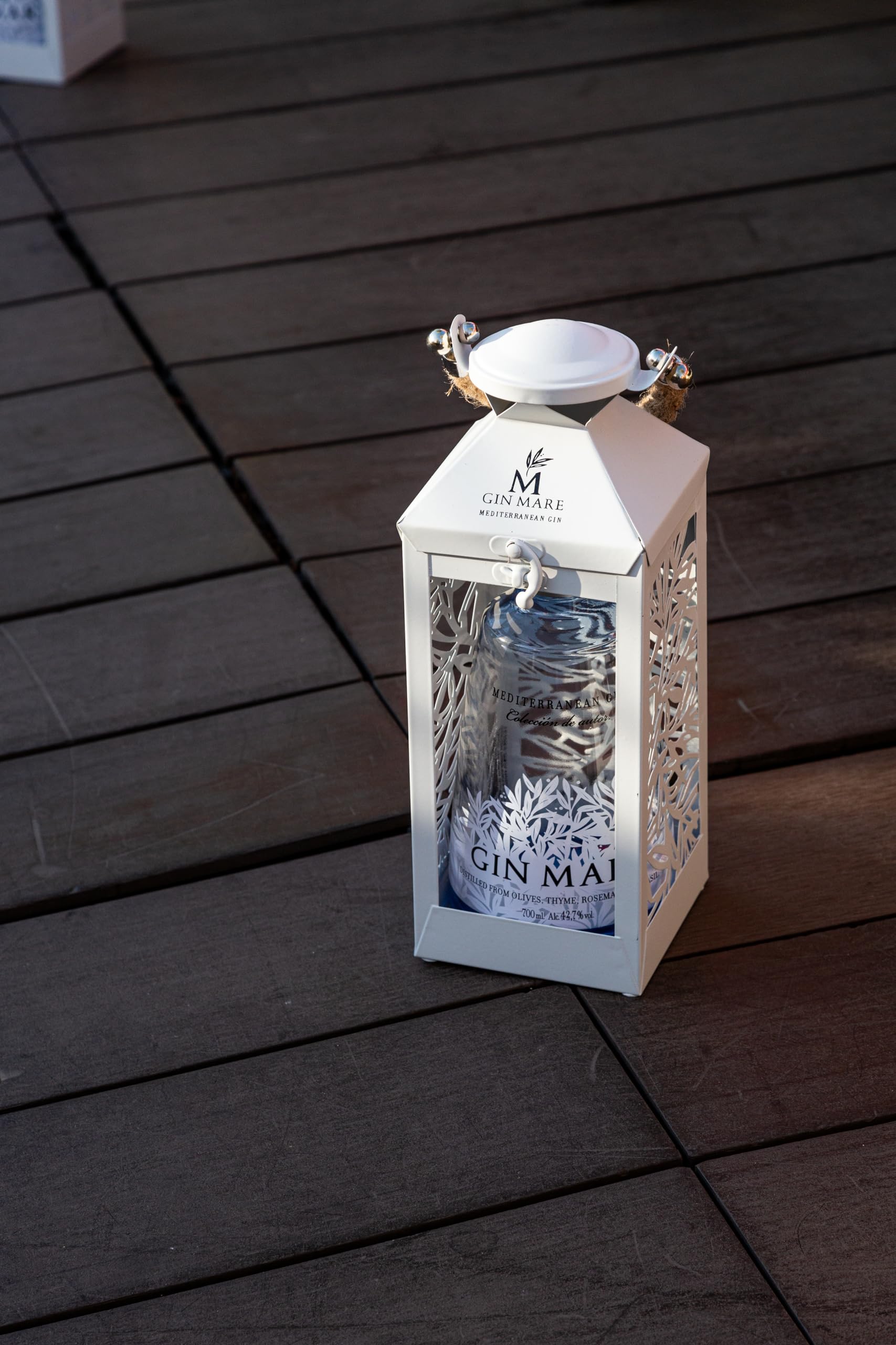 Gin Mare Mediterranean Gin 700 ml – Premium Gin Latern Pack. Summer Edition. 42,7% vol