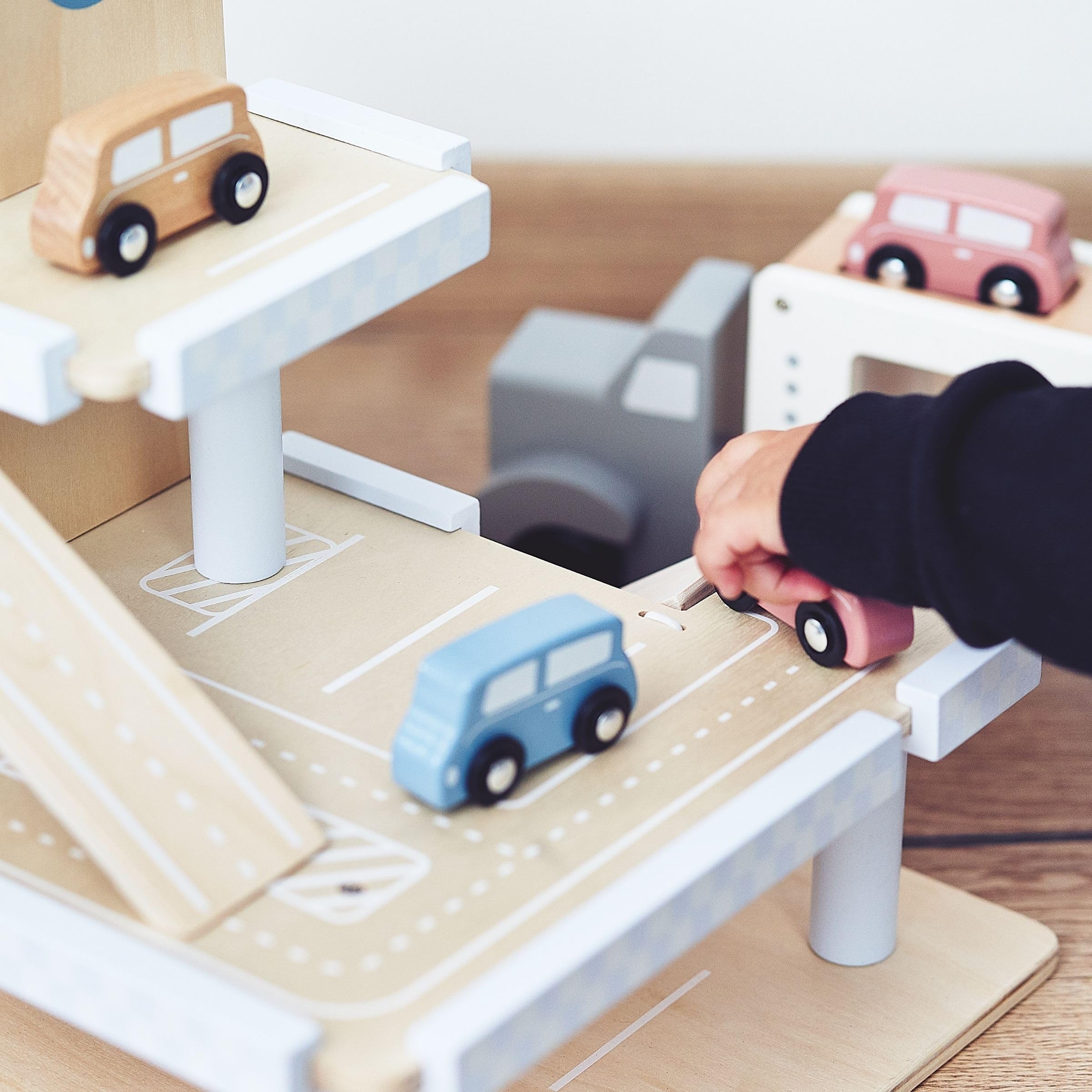Mamabrum, Drewniany Parking dla Dzieci z Akcesoriami, Trzypoziomowy Drewniany Garaż Samochodowy, Drewniane Zabawki dla Dzieci, Zabawka Interaktywna, Akcesoria w Zestawie, Skandynawska Kolorystyka