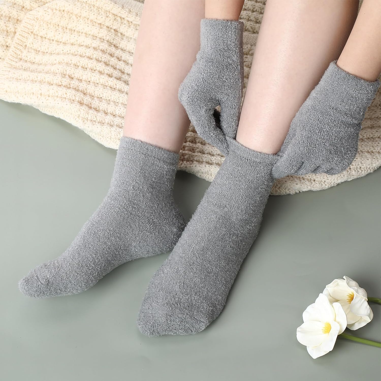 Jiuguva 4 Pairs Moisturizing Gloves Socks Set Gel Aloe Gloves Infused Lotion Gloves Heel Socks for Dry Cracked Feet Women Men