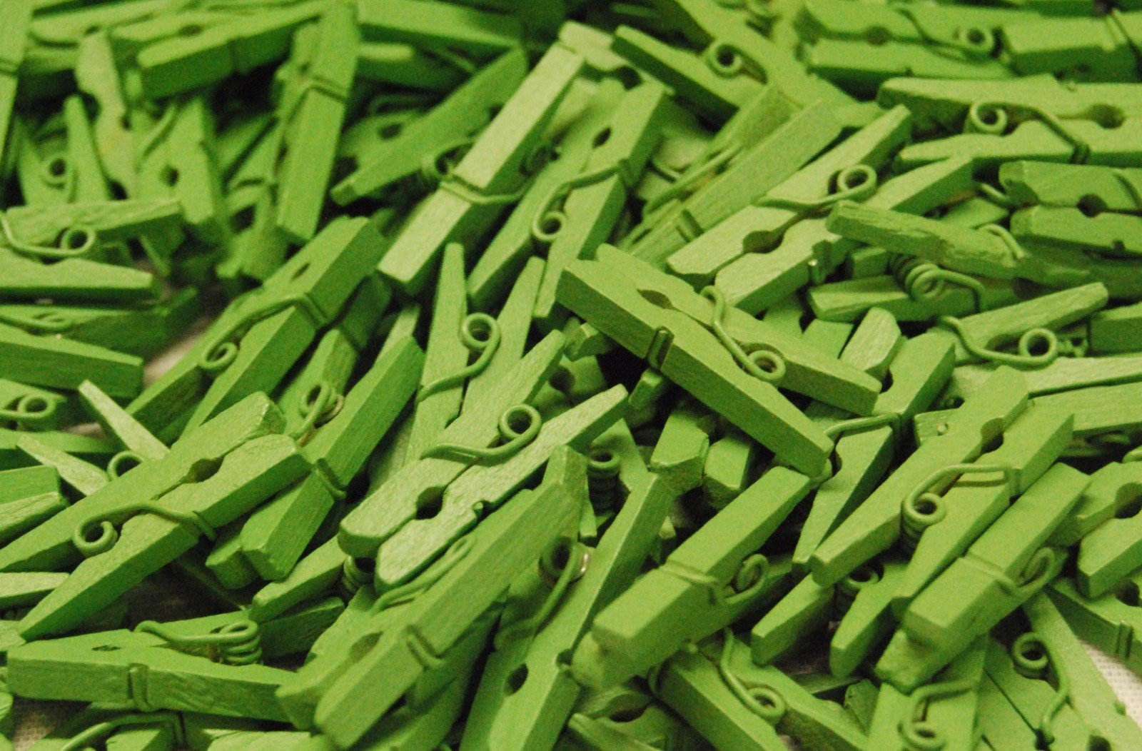 Celloexpress Green 25Mm Mini Wooden Craft Pegs - Scrapbooking, Display Photos & Keepsakes (Pack Of 100)
