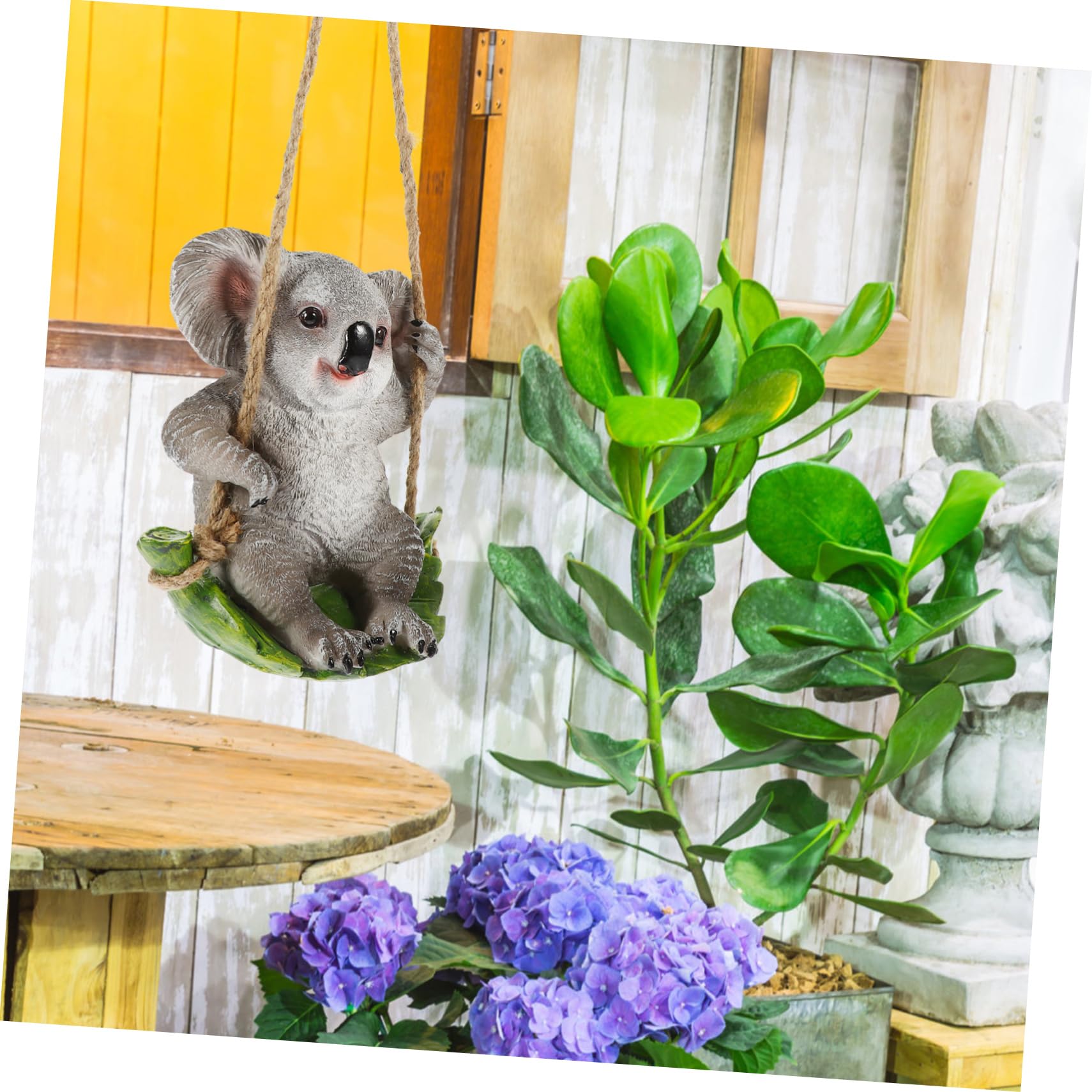 Yardwe Kawaii Koala Statue Dekorative Hängedekoration Aus Widerstandsfähigem Harz Für Garten Balkon Niedliches Ornament Mit Schwingelement Für Außendekoration Für Gartenliebhaber
