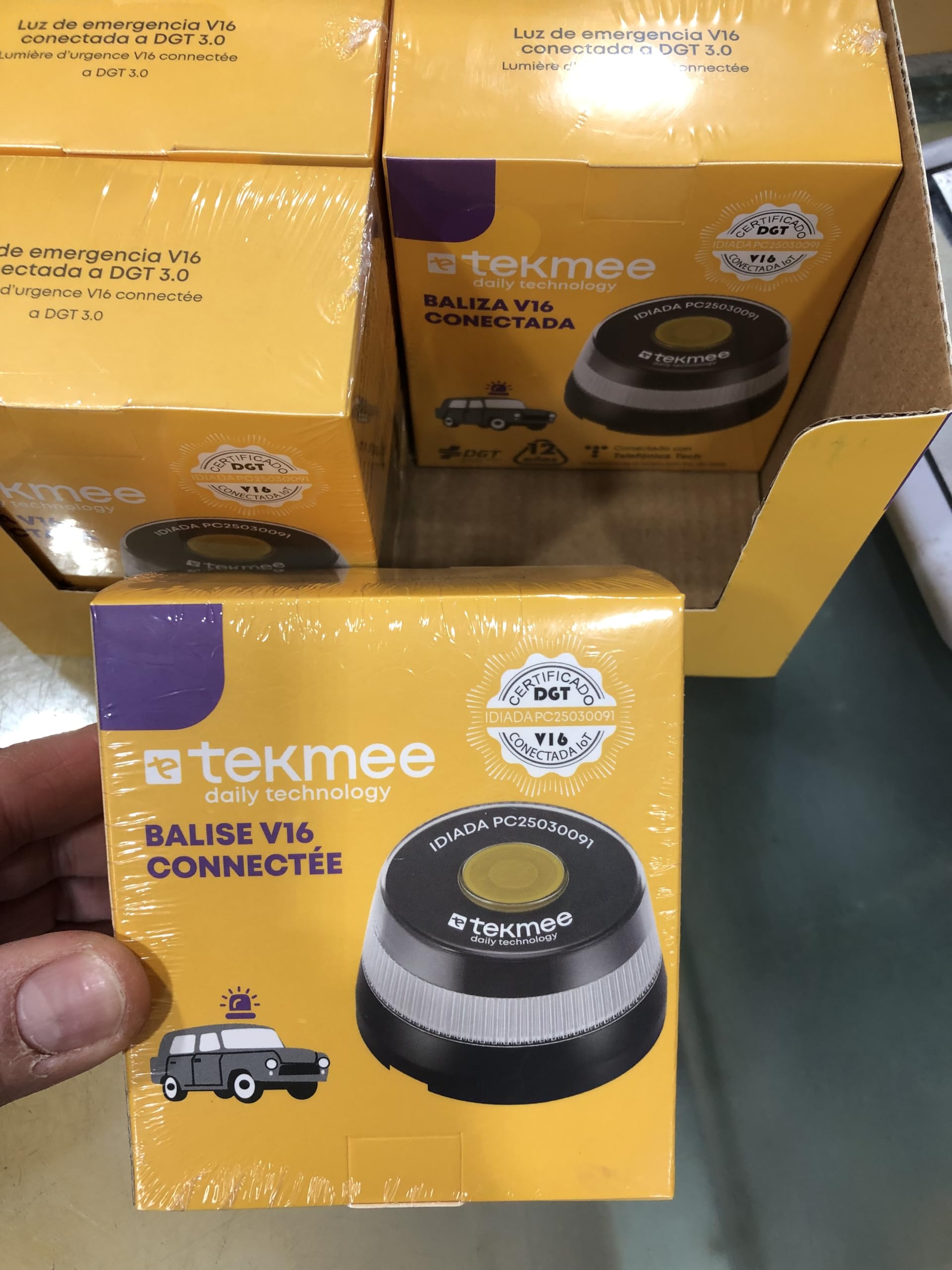 TEKMEE Baliza V16 Homologada DGT con Geolocalización, Luz de Emergencia Conectada DGT 3.0, Dispositivo de Señalización Vial con Datos Móviles hasta 12/2038 (3)