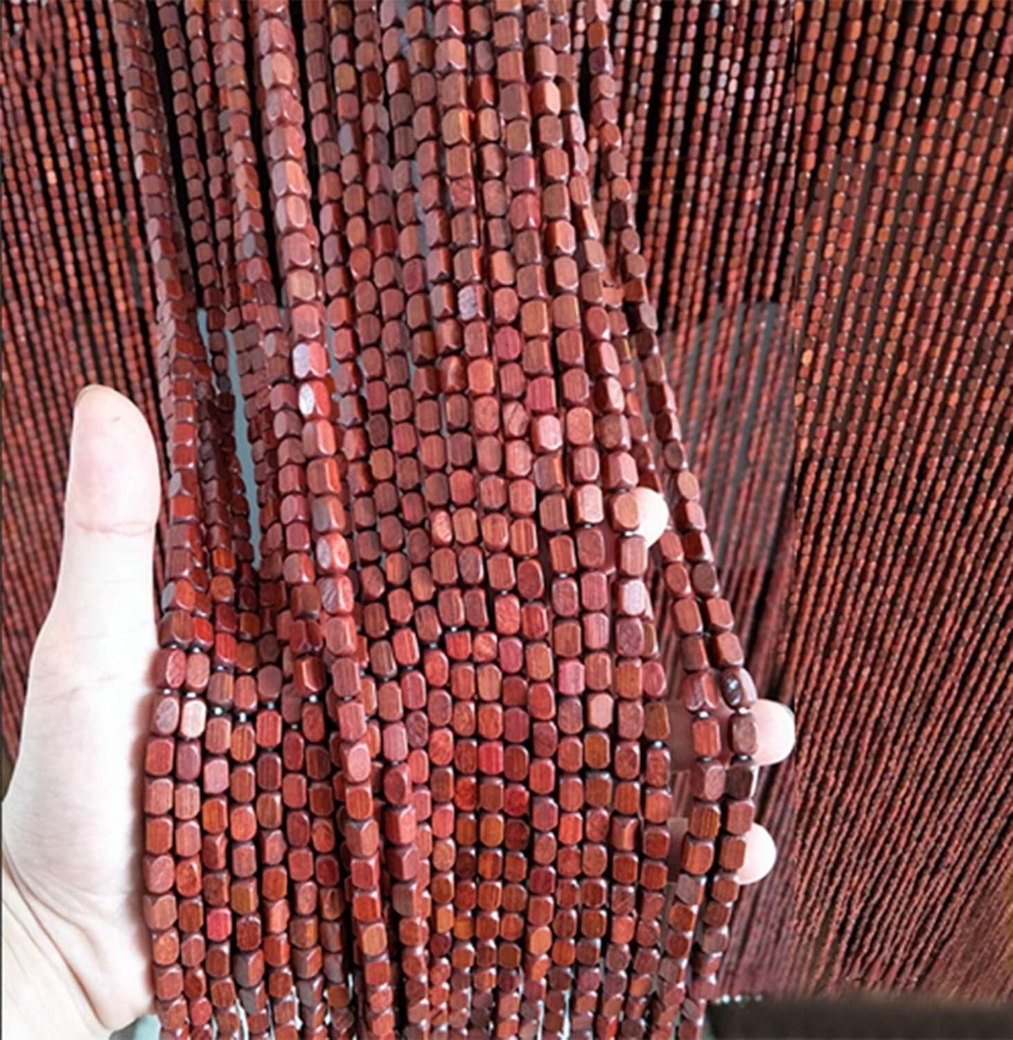 Rideau de porte en perles de bois pour bloquer les regards et séparer une pièce