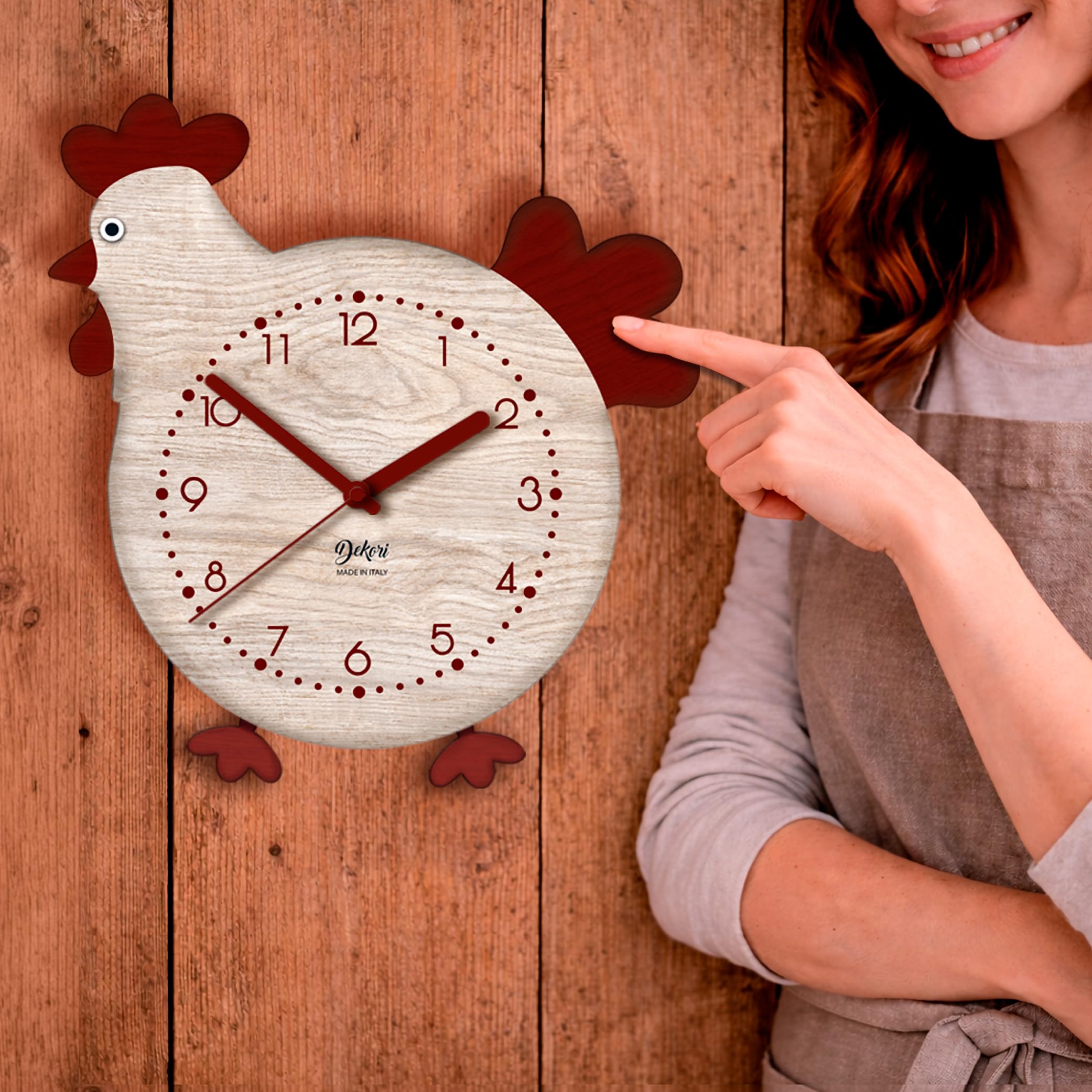 DEKORI Orologio da Parete con Pendolo – Design Gallinella in Legno, Silenzioso e Artigianale, per Cucina Rustica o Casa, 27x32 cm