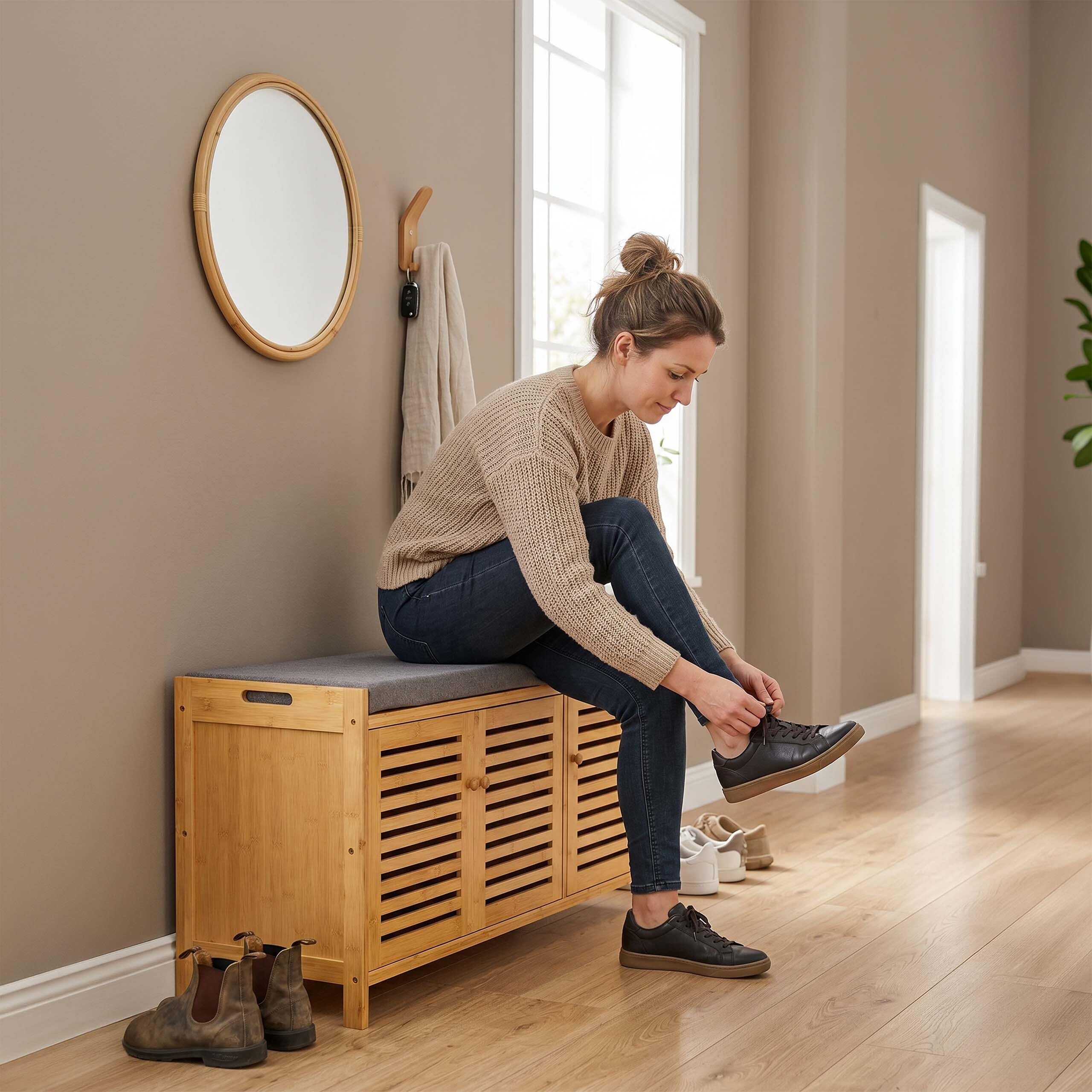 Relaxdays Schuhbank, gepolsterte Sitzfläche, Bambus, 3 Fächer, Natur/grau