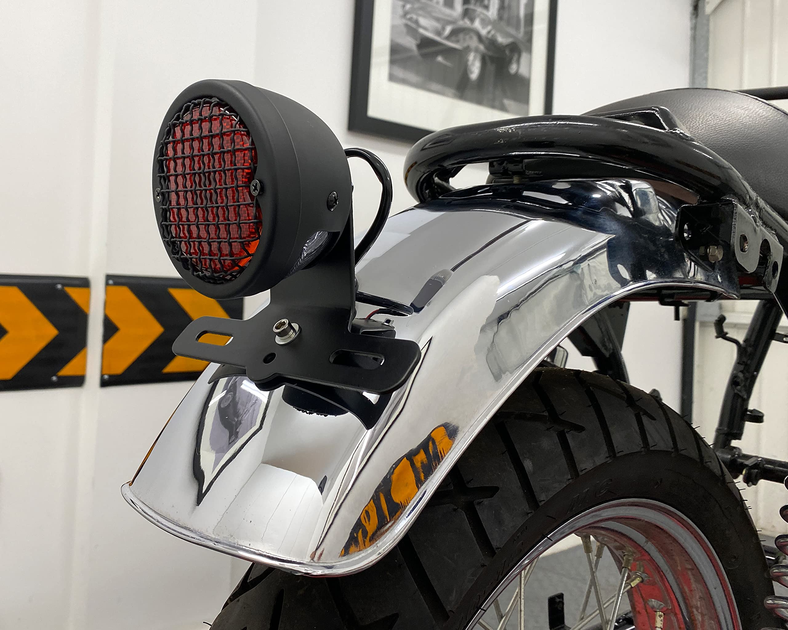 Alchemy Parts Feu stop arrière à LED vintage avec grille en maille rétro et support de plaque d'immatriculation | Idéal pour les cafés coureurs, choppers et vélos personnalisés | LED 12 V (noir)
