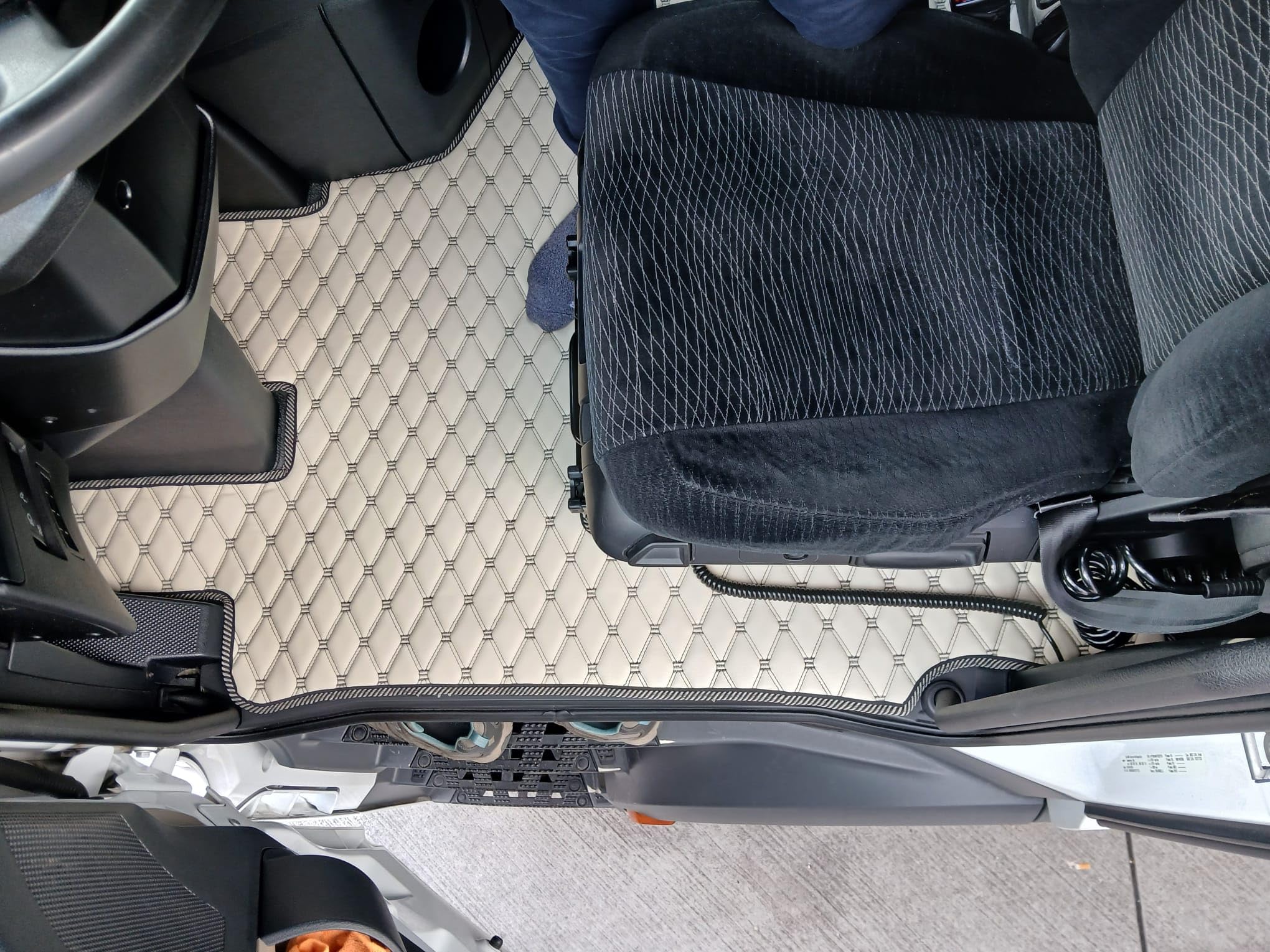 Alfombrillas para camión/Tapetes compatibles con Mercedes Actros MP4, MP5, Asiento del copiloto no suspendido (Plegable) - Elegante Acolchado y Costuras Dobles