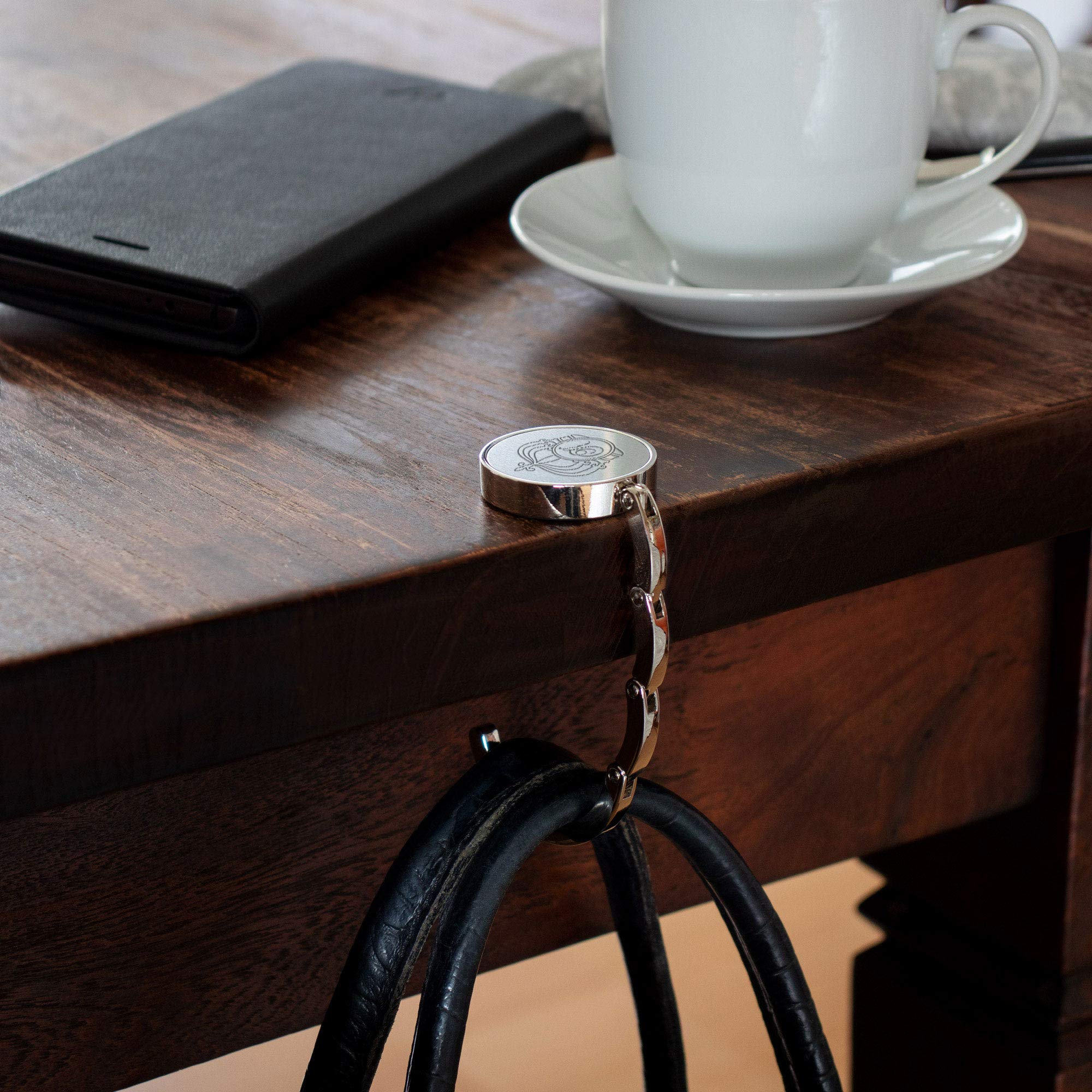 Gravado Handtaschenhalter aus Metall mit ausklappbarem Haken und Krone Gravur, Personalisiert mit Initiale, Damen Accessoire