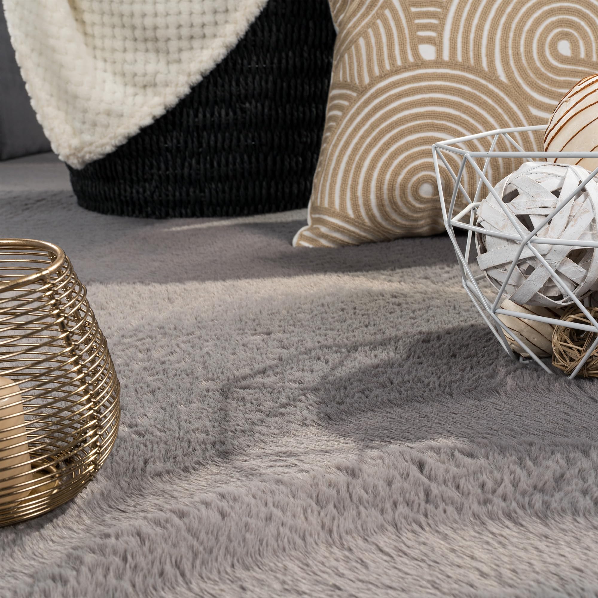 CARPETIA Kurzflor Teppich Felloptik Anthrazit mit Schimmer 80x300 cm | Samtweich, pflegeleicht, strapazierfähig und saugrobotergeeignet, OEKO-TEX geprüft, anthrazitfarbene Felloptik mit Schimmer