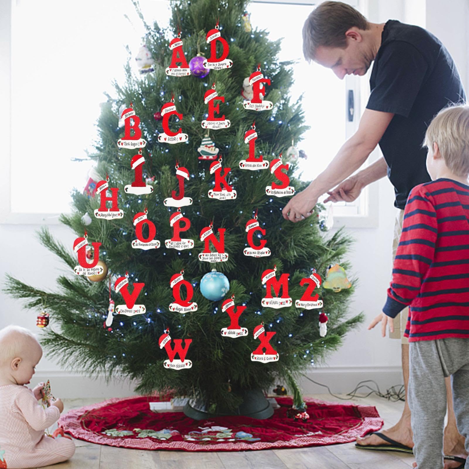 Ornamenti natalizi con iniziale rossa, decorazioni natalizie per | albero, ornamenti in legno con ciondolo a forma di lettera con cappello , 26 lettere decorazione per albero di Natale,