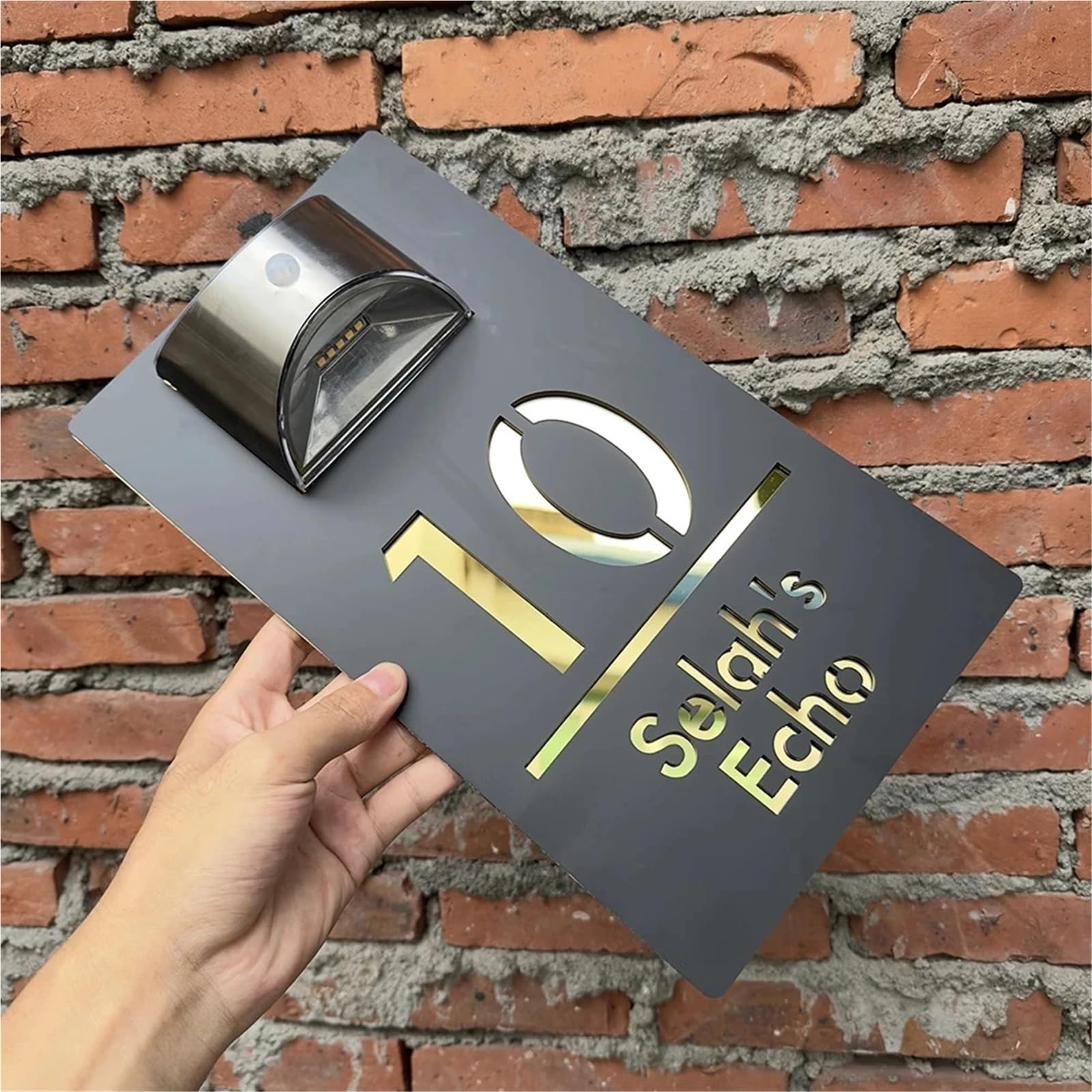 Targa con numero civico e numero civico a LED ad energia solare, in acrilico, personalizzabile con nome, decorazione per porte esterne e pareti (grigio oro rosa, 33 x 20 cm, carattere 1)